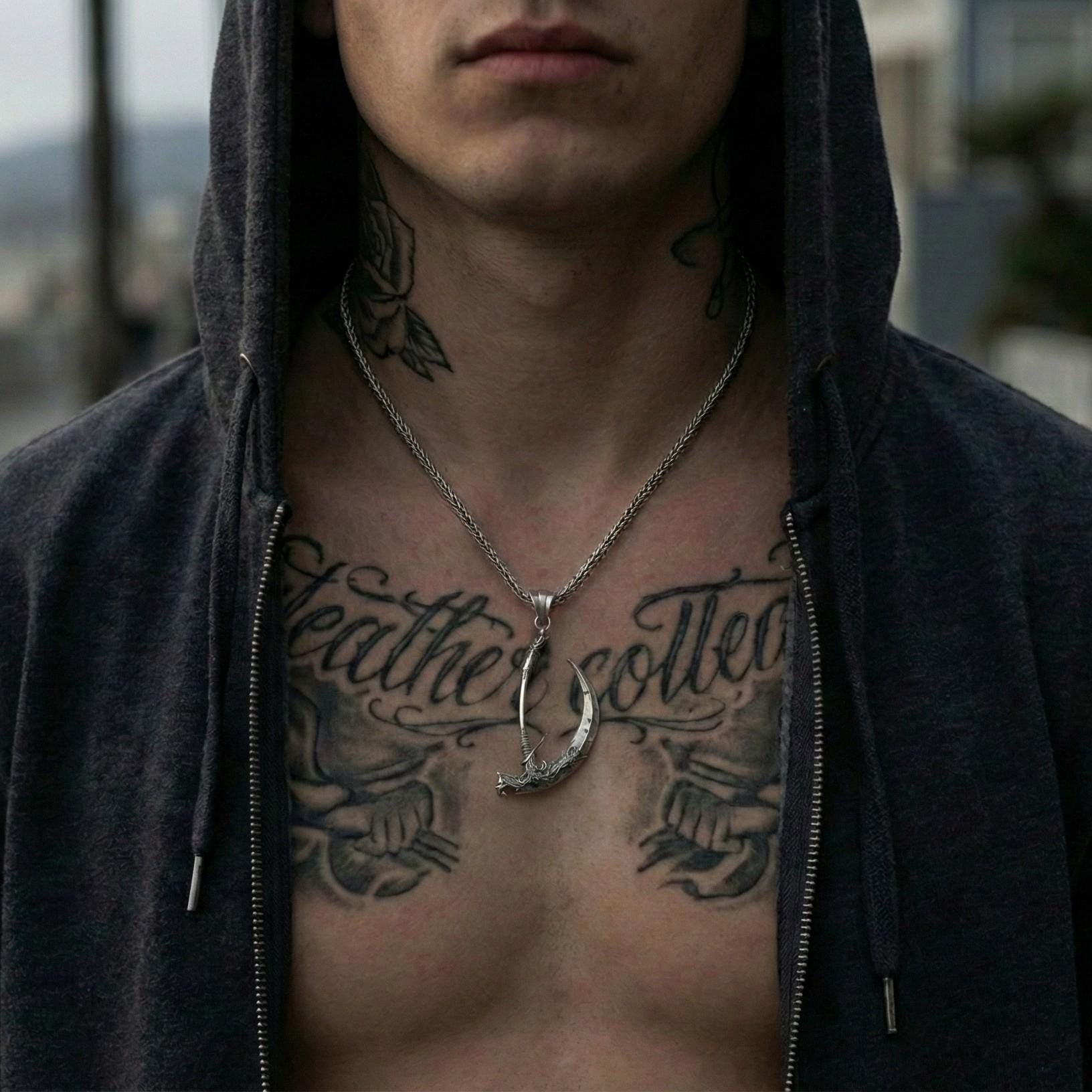 Oyma Desenli Ölüm Meleği Tırpanı Gümüş Kolye