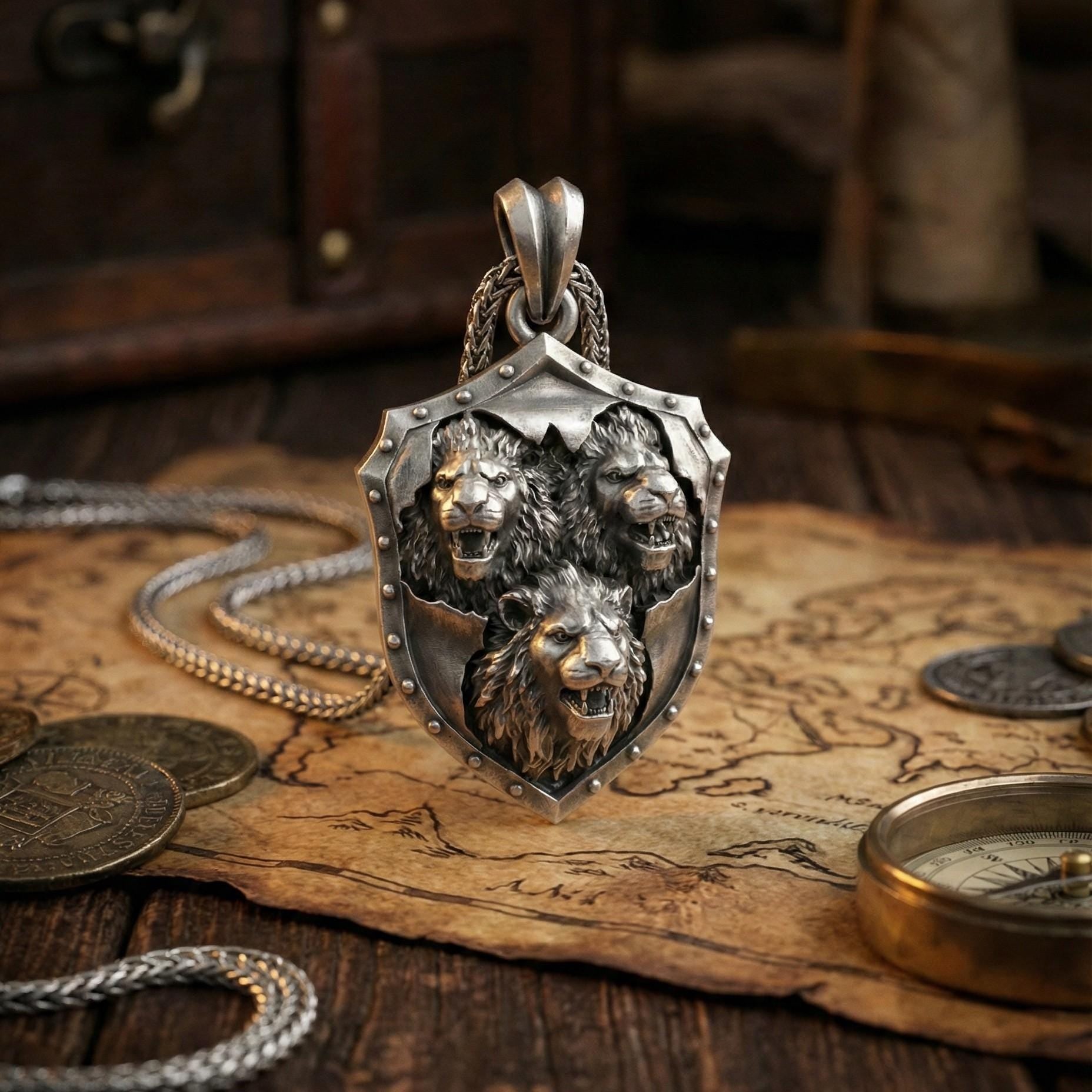 Üç Aslan Kalkan Kolye Ucu Oksitlenmiş Gümüş Takı
