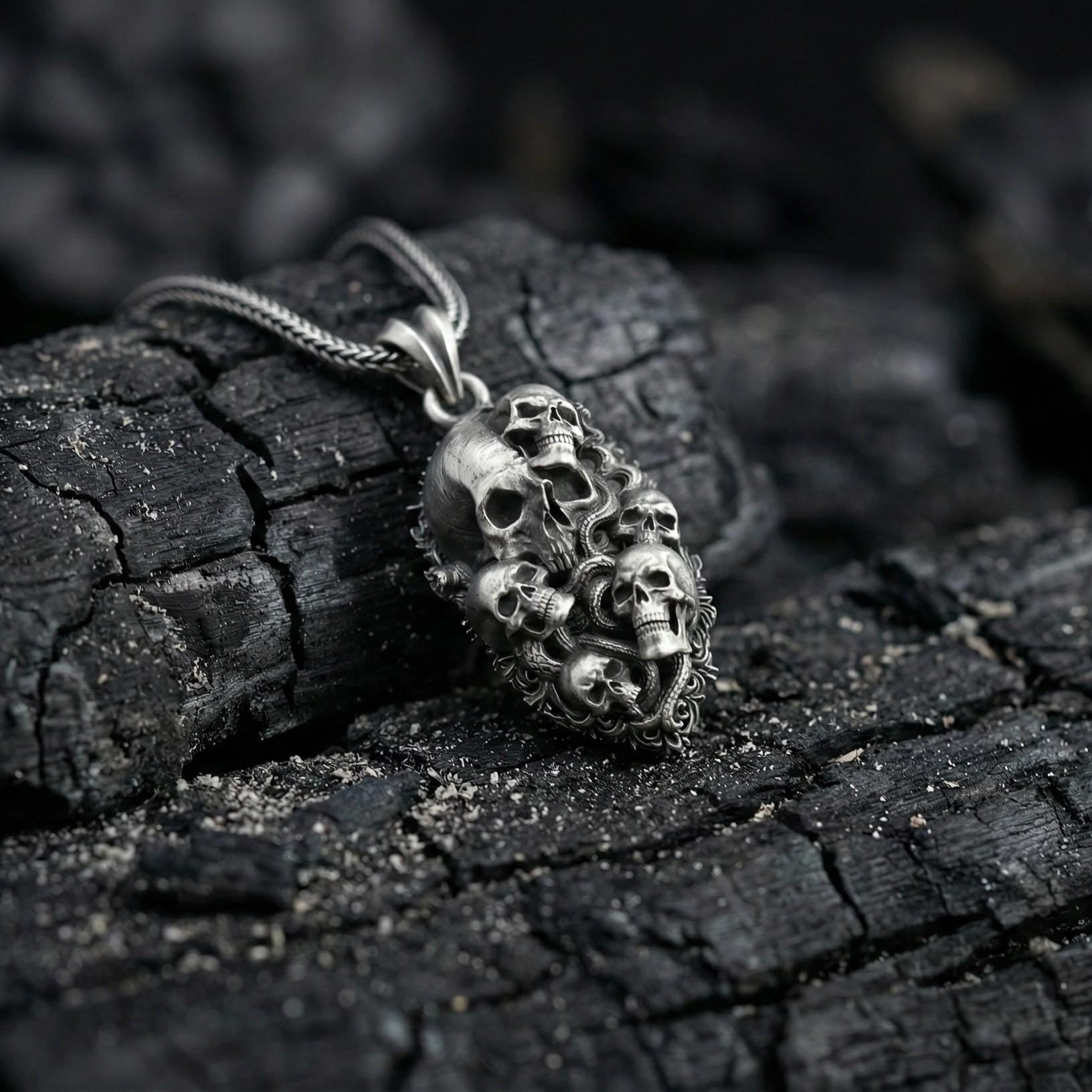 Gotik Kafatası Ve Yılan Temalı Gümüş Kolye