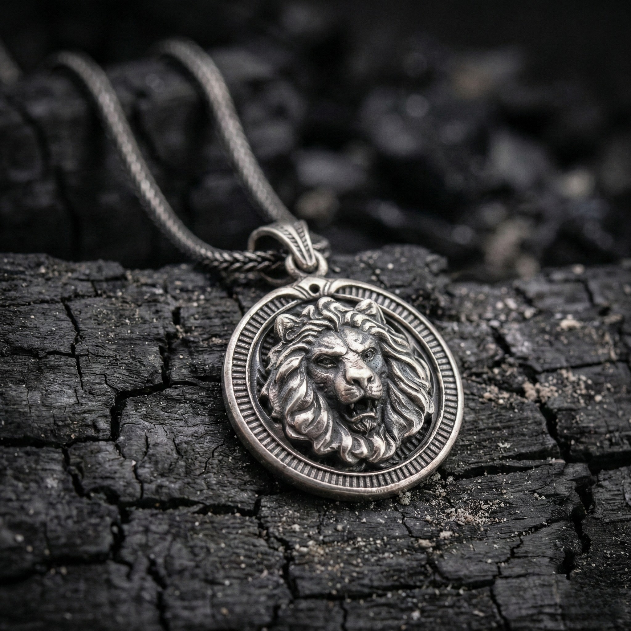 Aslan Kolye: Oksitli 925 Ayar Gümüş - Gotik Erkek Takısı