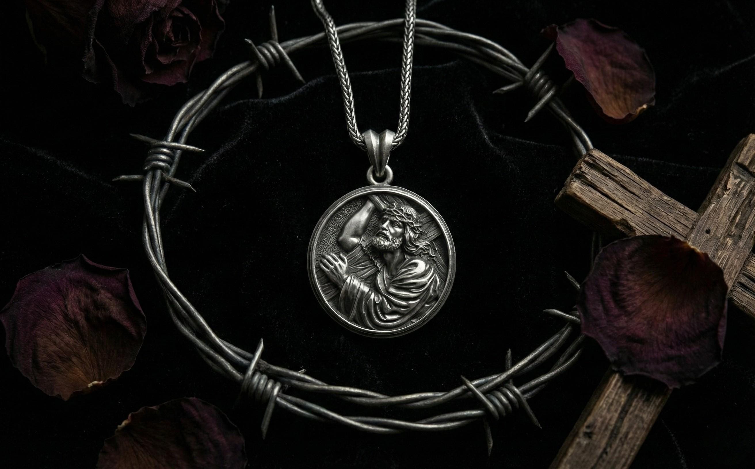 Antik Gümüş İsa'nın Çarmıh Taşıdığı Kolye Ucu Hristiyan Madalyon Takı