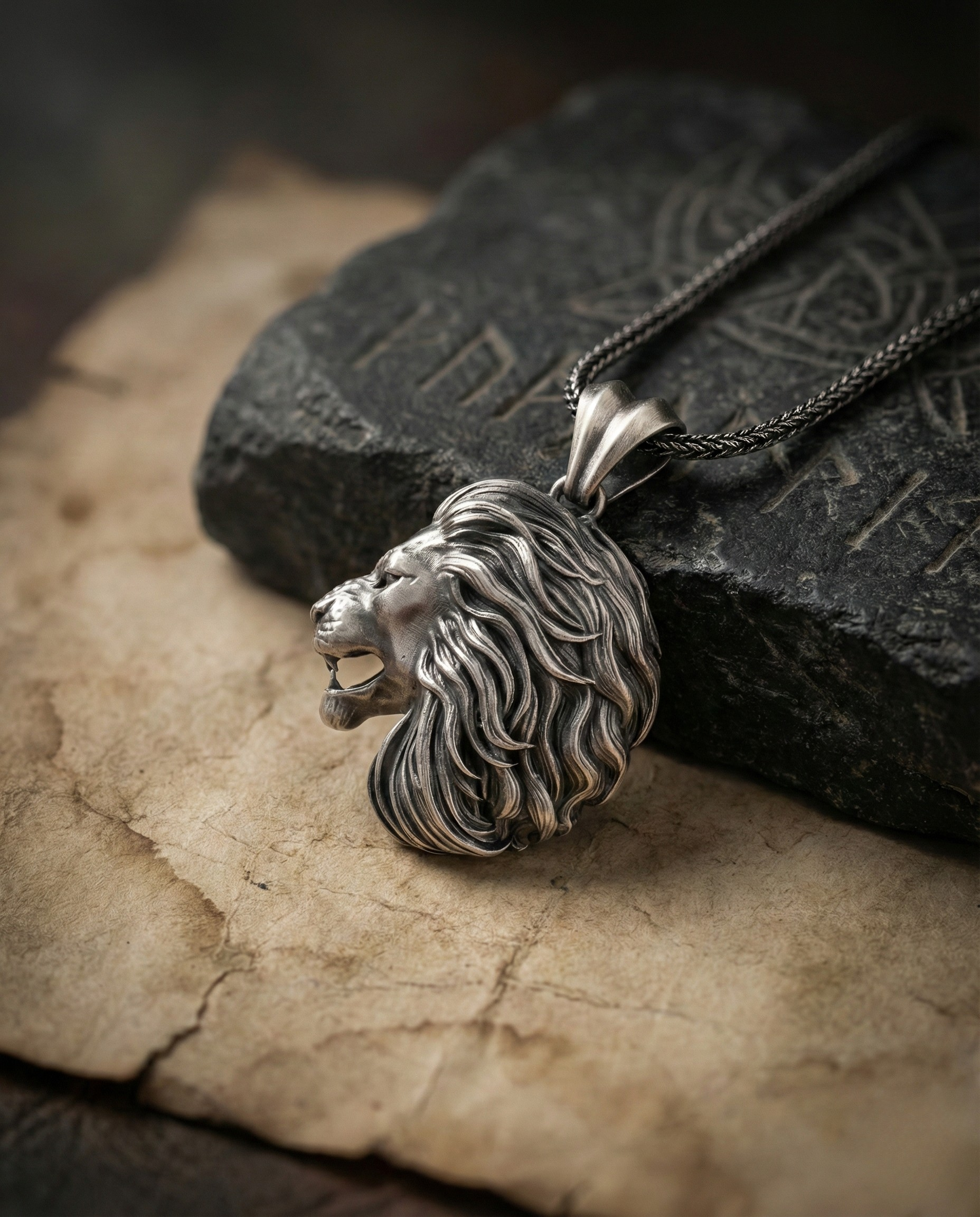 Aslan Kolye: Gotik Oksitli Gümüş - Erkekler İçin El Yapımı