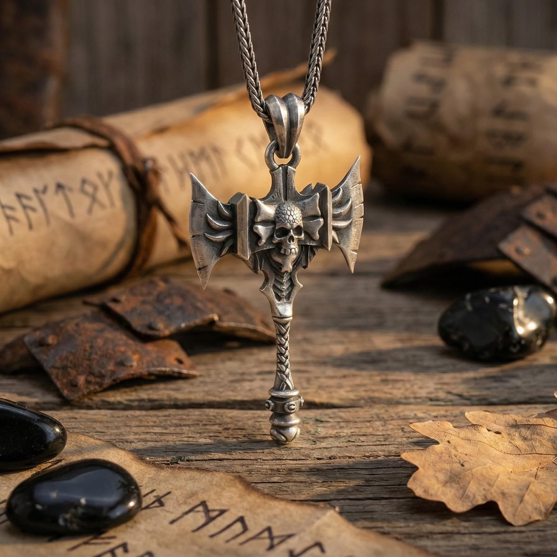 Savaş Baltası Kolye Ucu Oksitlenmiş Gümüş Kafatası Savaşçı Temalı Takı