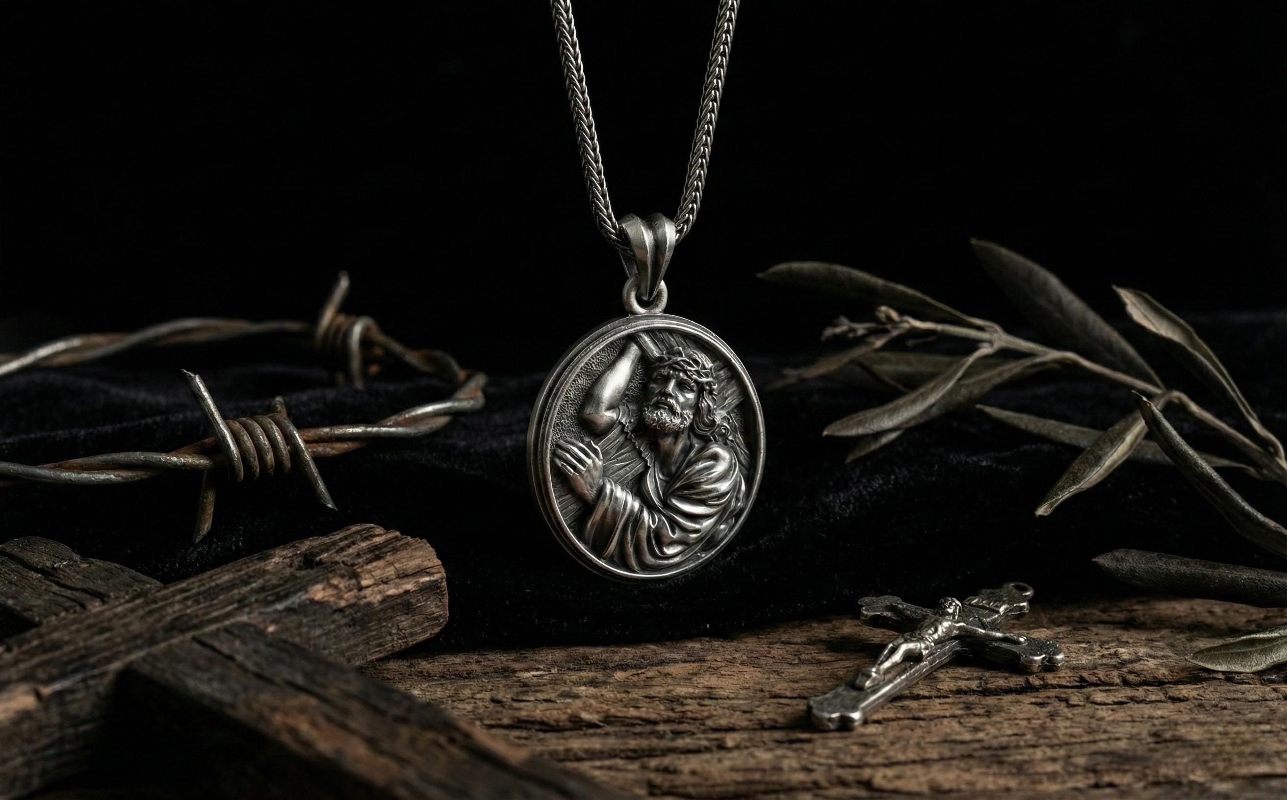 Antik Gümüş İsa'nın Çarmıh Taşıdığı Kolye Ucu Hristiyan Madalyon Takı