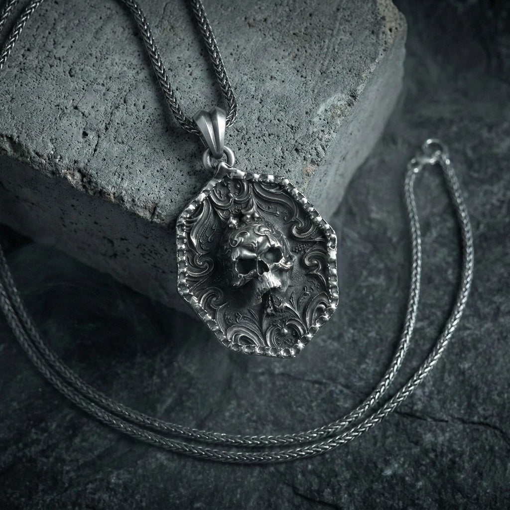 Süslemeli Kafatası Kolye Ucu Oksitlenmiş Gümüş Gotik Tarzı Gösterişli Takı