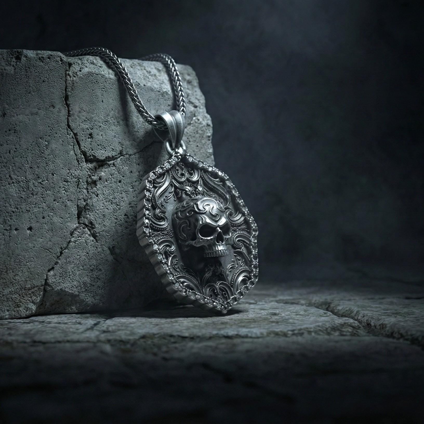 Süslemeli Kafatası Kolye Ucu Oksitlenmiş Gümüş Gotik Tarzı Gösterişli Takı