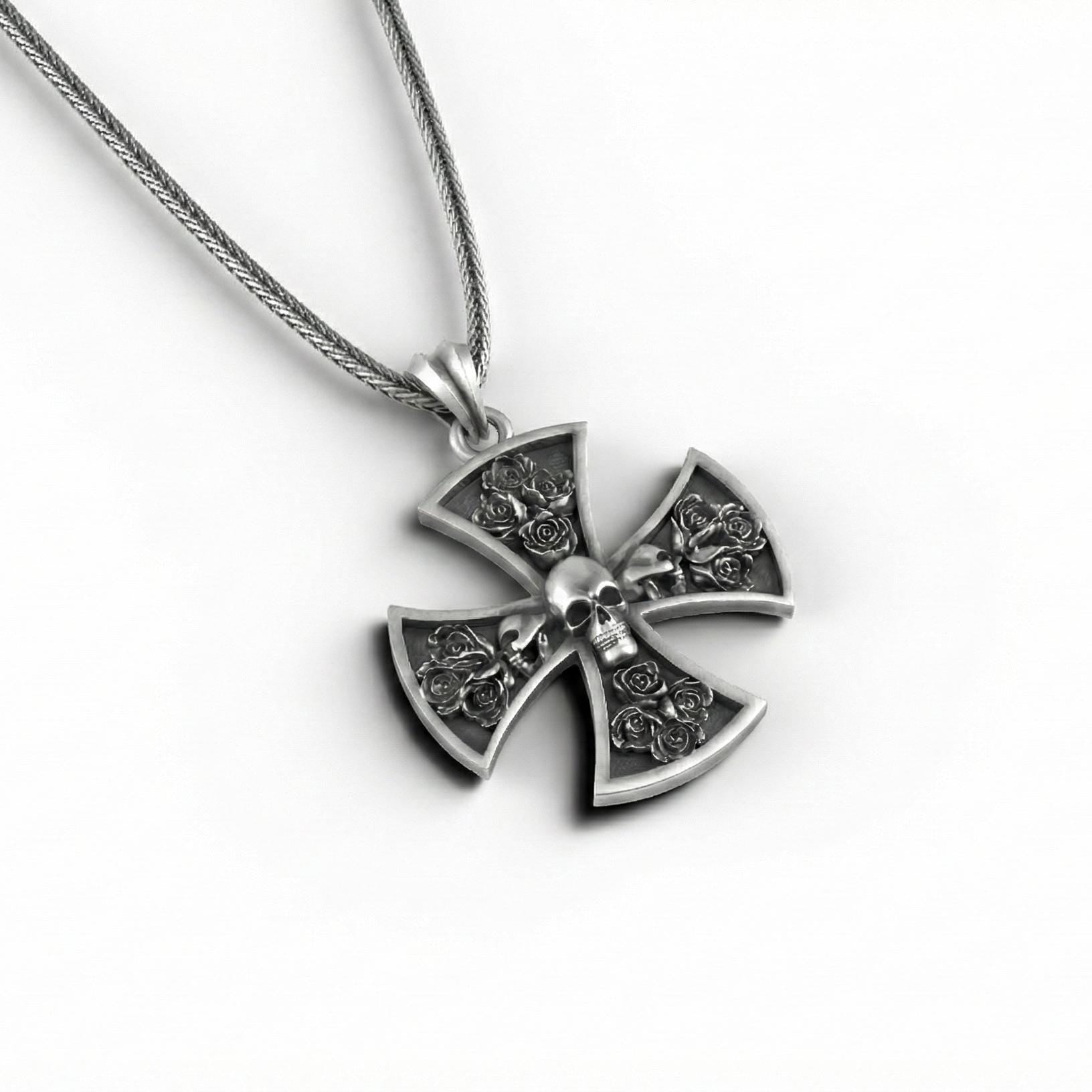 Oksitlenmiş Gümüş Kafatası Ve Gül Detaylı Haç Kolye