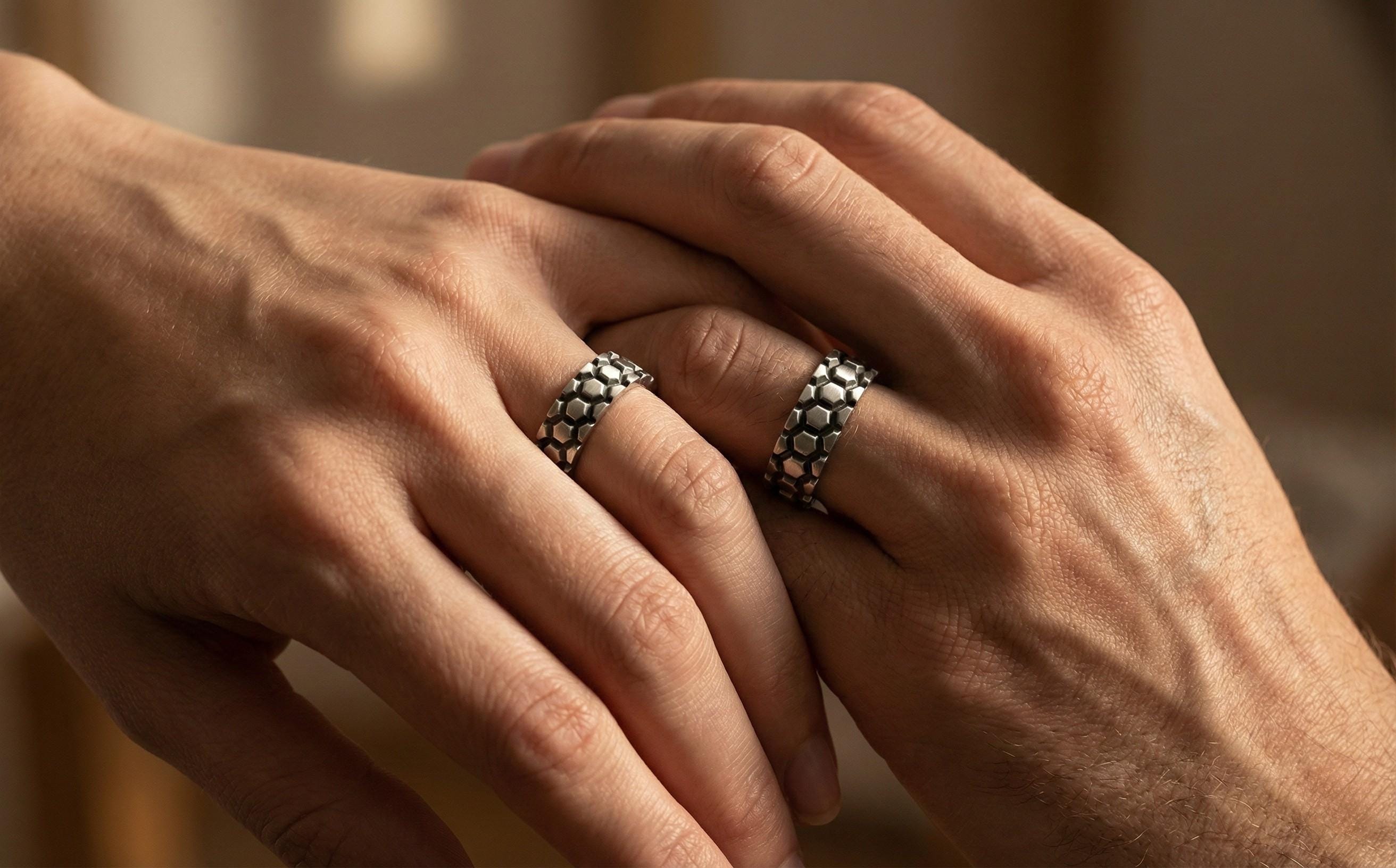 Sterlin Gümüşü Altıgen Yüzük – Unisex Geometrik Açılı Bant – Mat Doku Kaplama