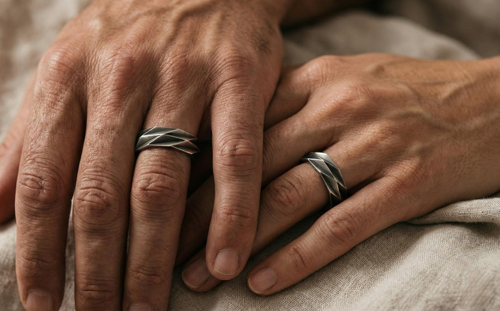 925 Ayar Gümüş Fasetli Yüzük – Unisex Geometrik Açılı Alyans