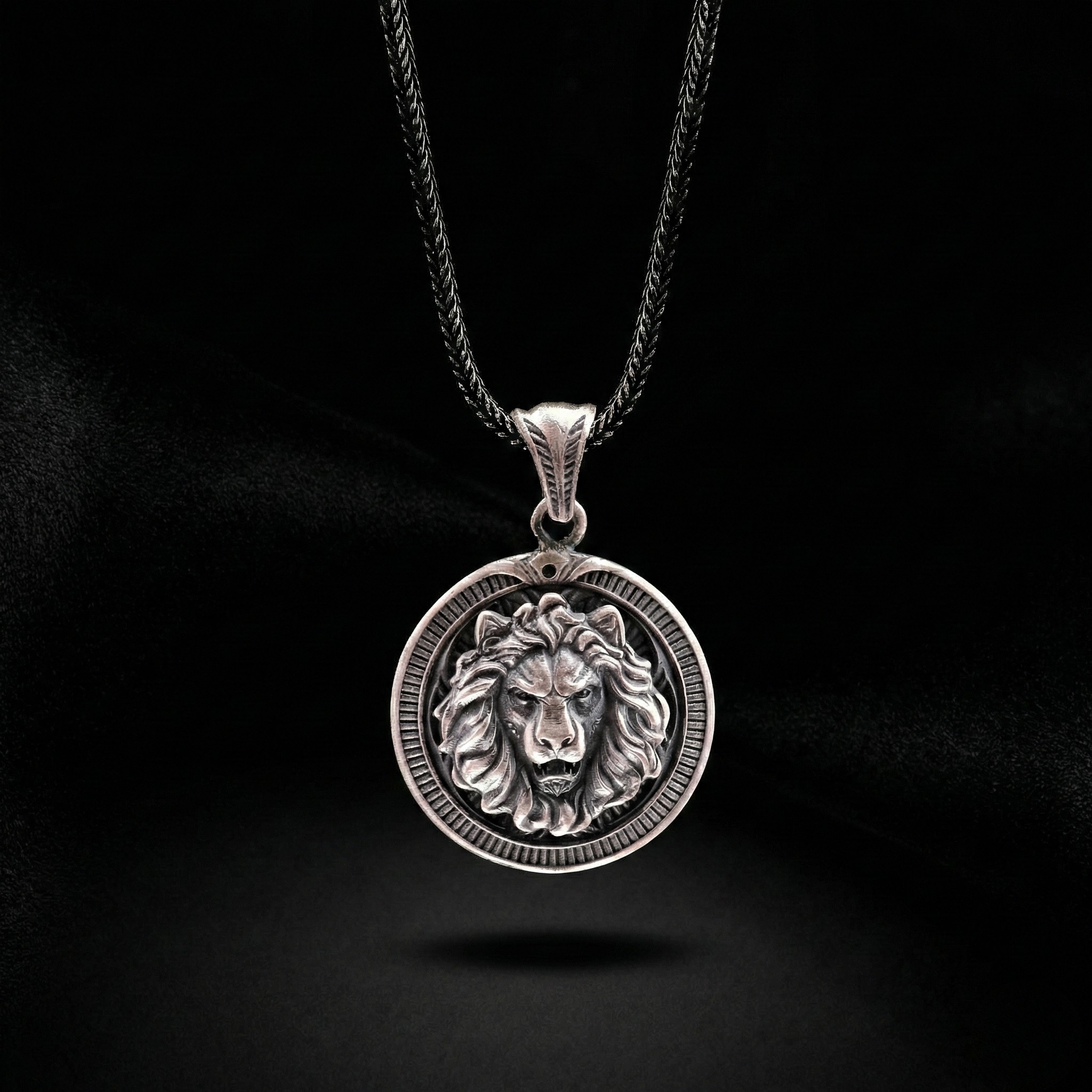 Aslan Kolye: Oksitli 925 Ayar Gümüş - Gotik Erkek Takısı