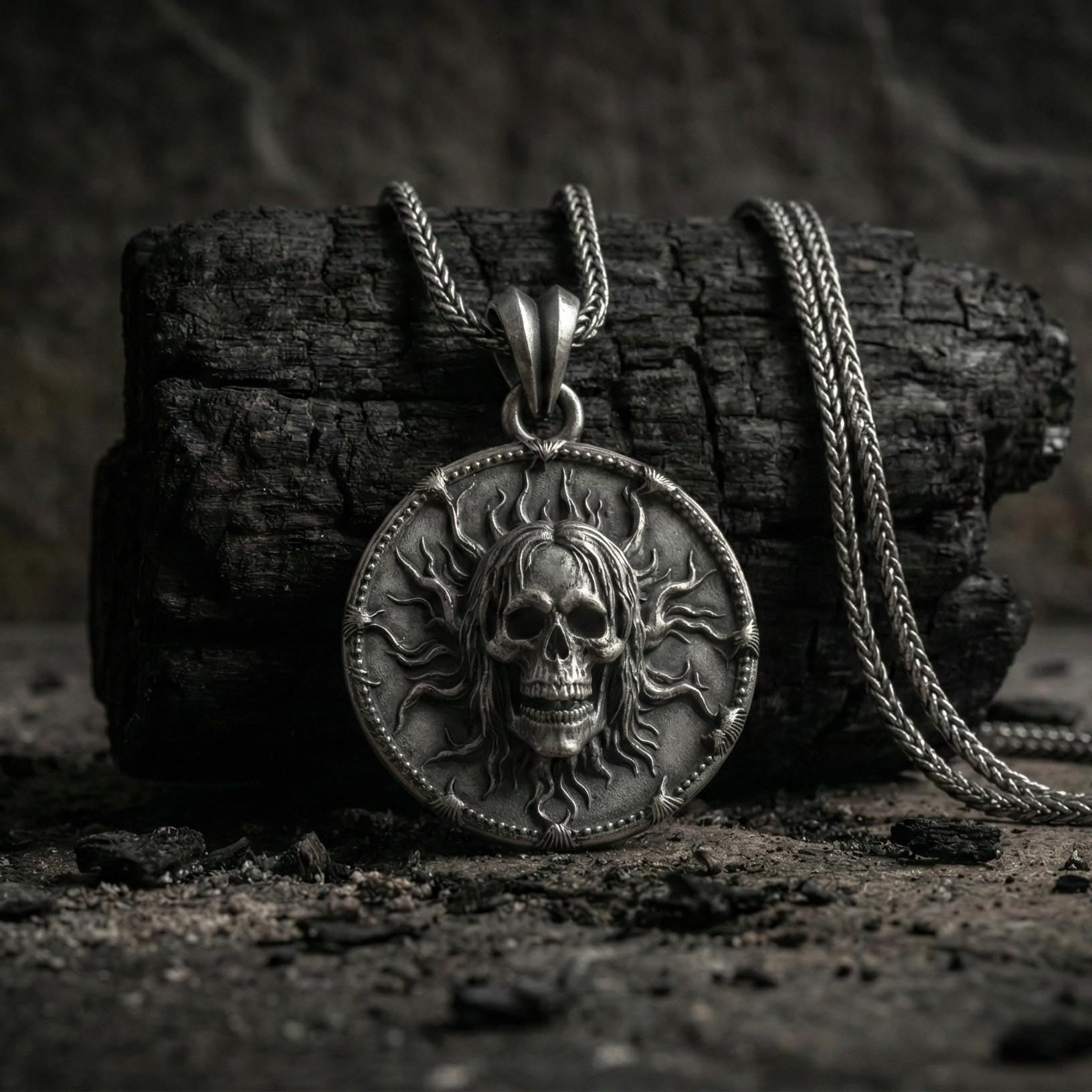 Gotik Kafatası Gümüş Korku Temalı Kolye