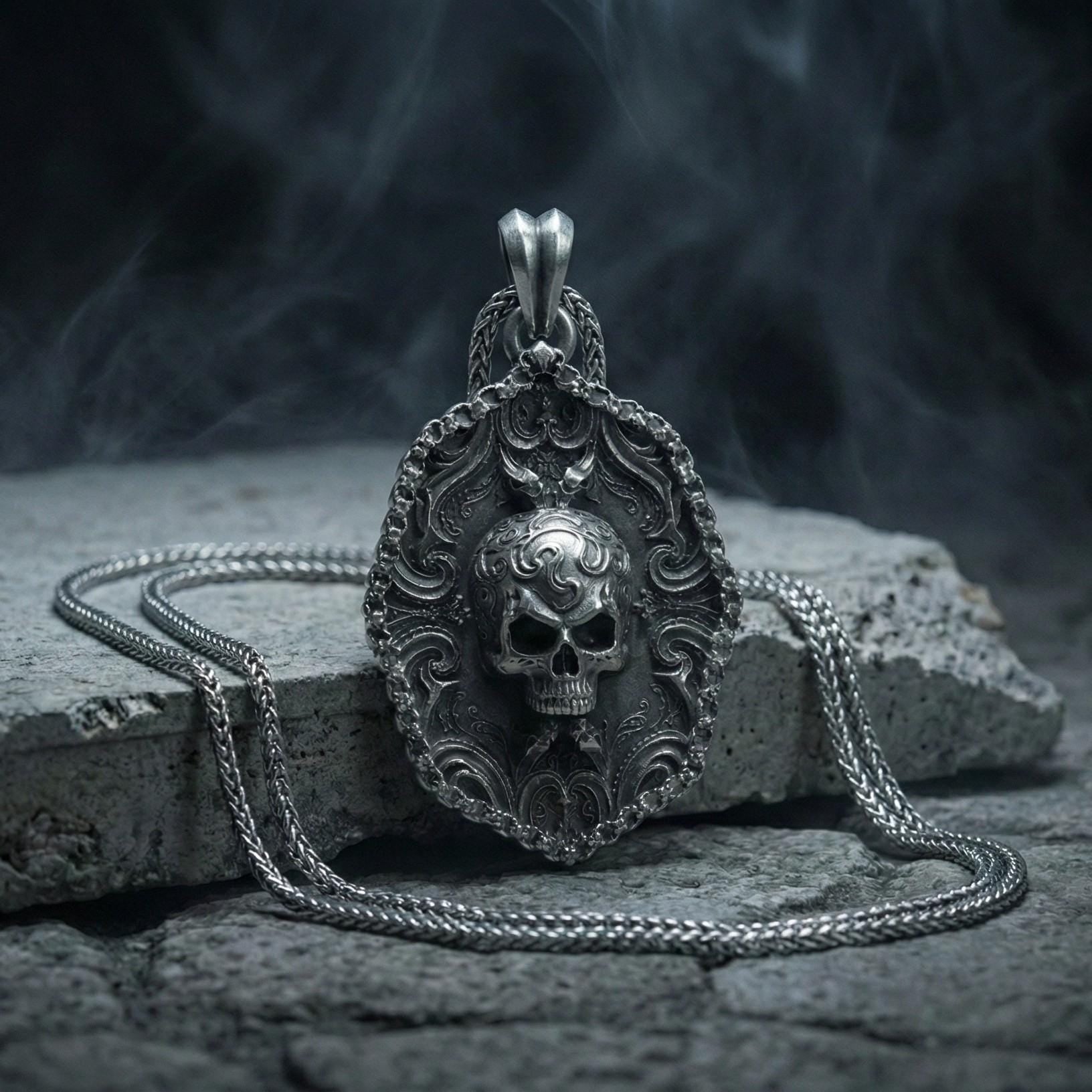 Süslemeli Kafatası Kolye Ucu Oksitlenmiş Gümüş Gotik Tarzı Gösterişli Takı