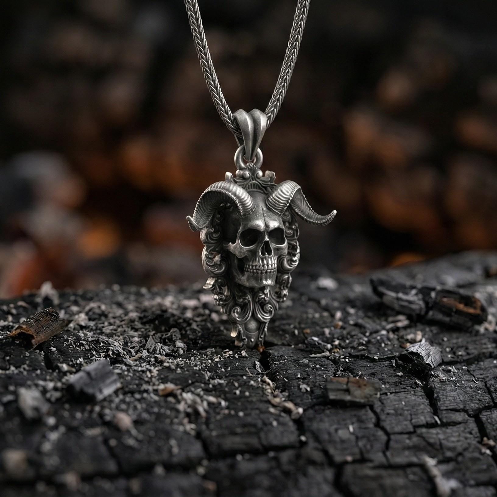 Boynuzlu Şeytan Kafatası Gümüş Kolye