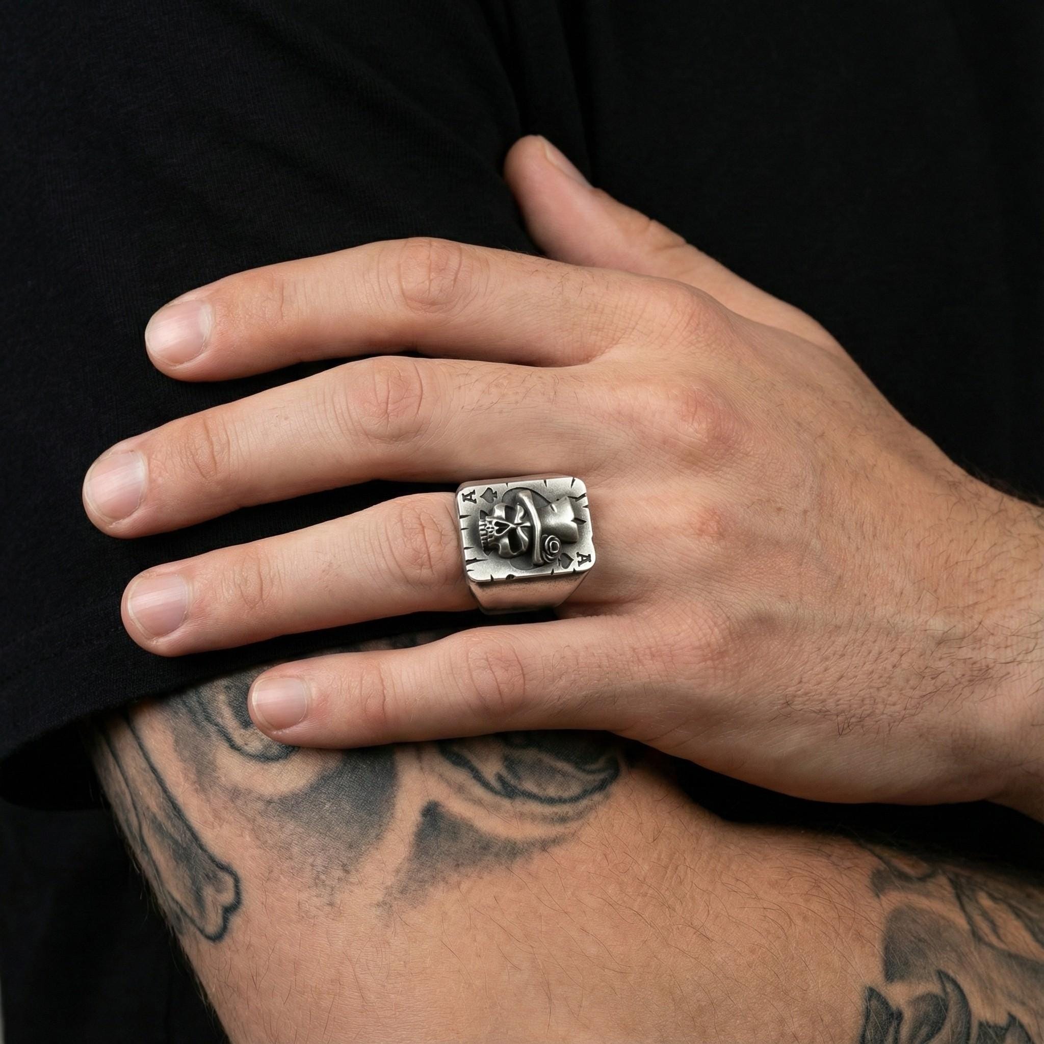 El Yapımı Maça Ası Kafatası Yüzüğü: Oksitlenmiş Gümüş Poker Mühür Yüzüğü