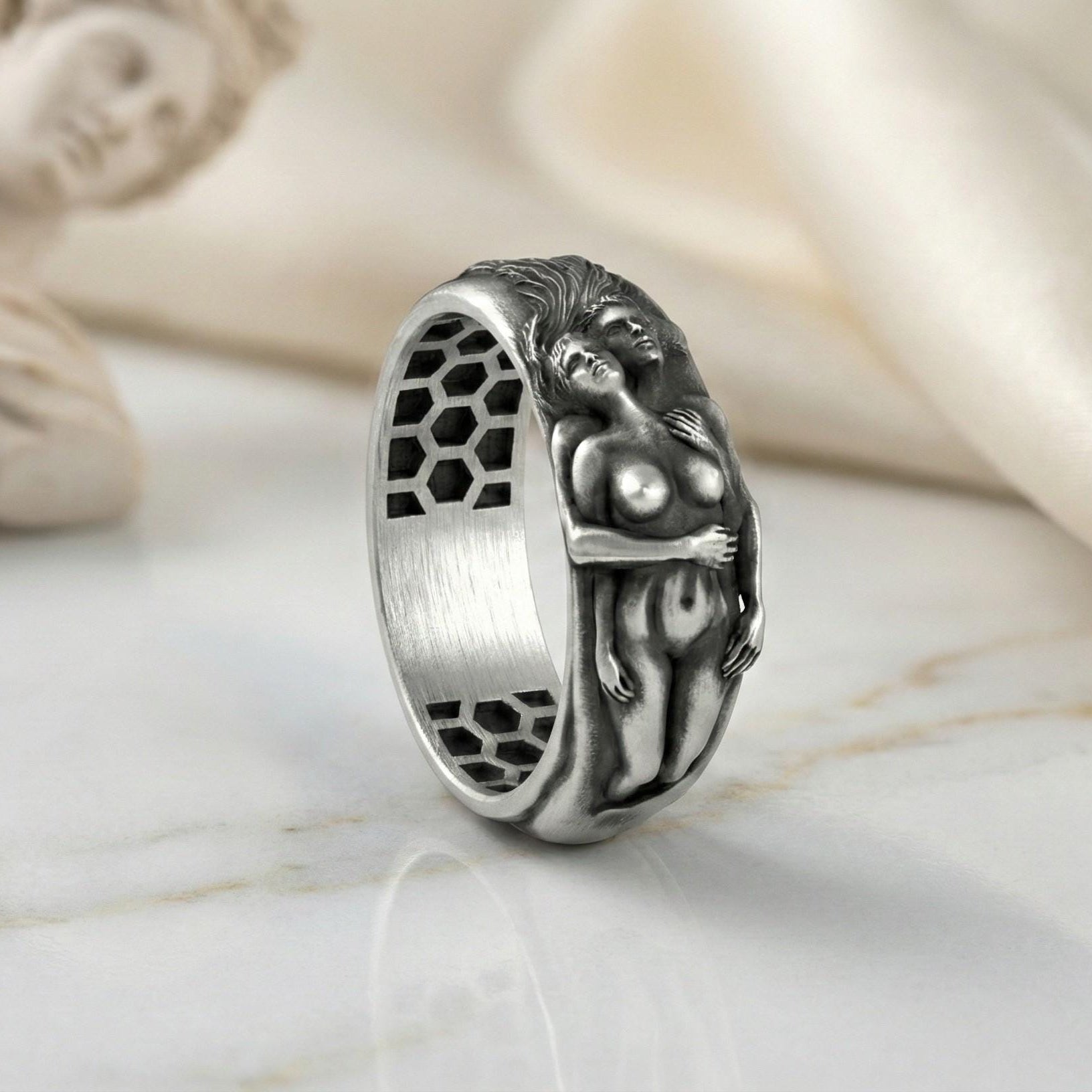 Oksitlenmiş Sürreal Aşıklar Yüzüğü: Heykelsi Çıplak Sanat Yüzüğü