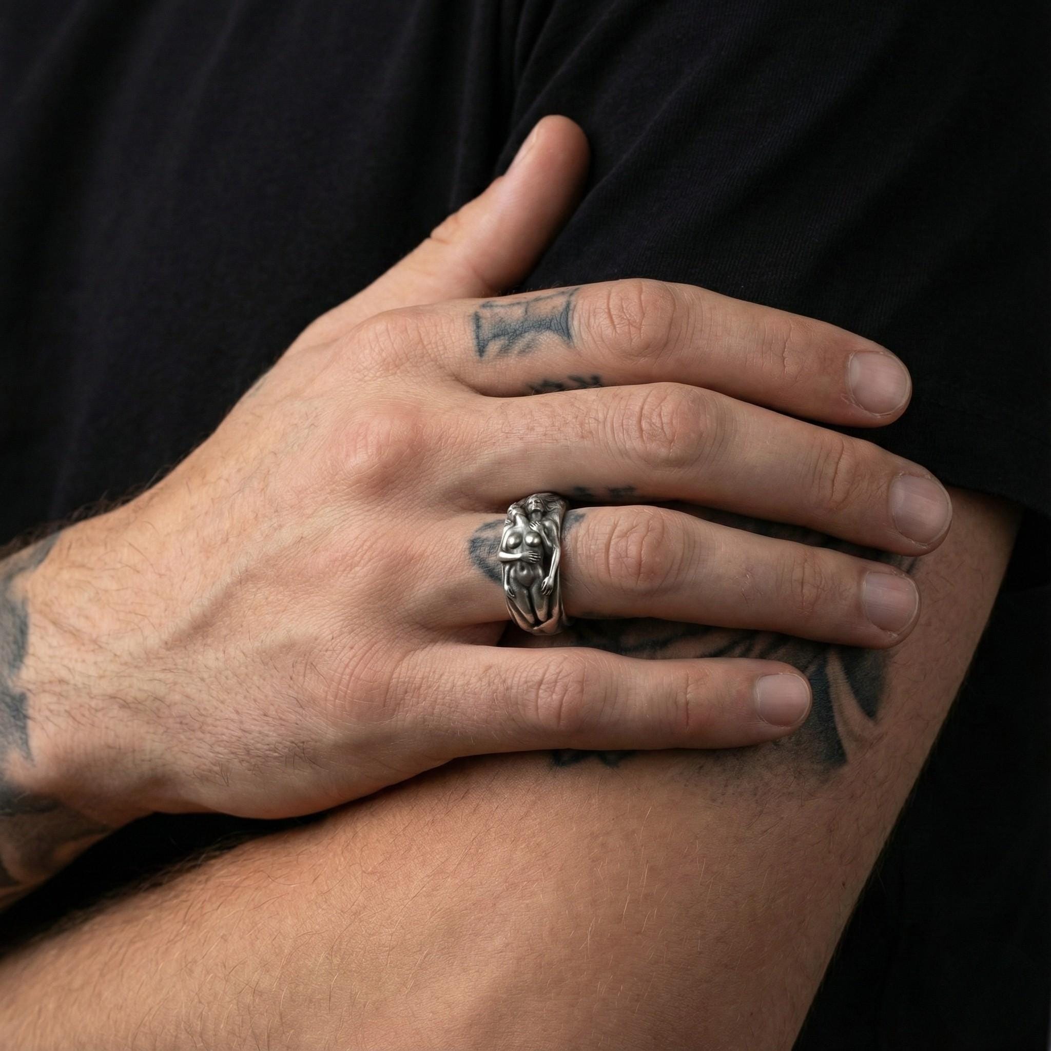 Oksitlenmiş Sürreal Aşıklar Yüzüğü: Heykelsi Çıplak Sanat Yüzüğü