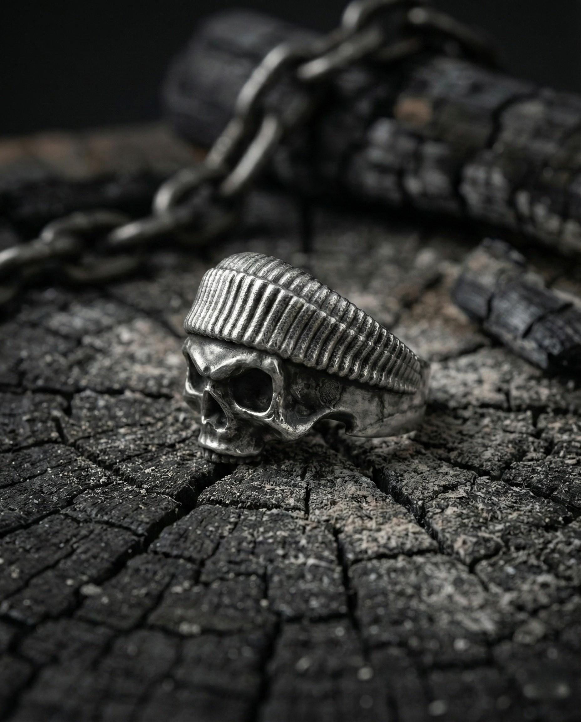 Oksitlenmiş Gümüş Bere Takan Kafatası Yüzük