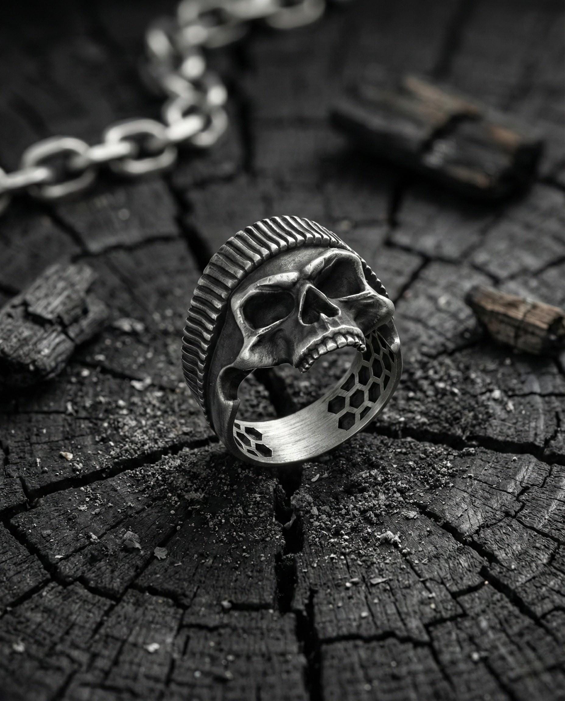 Oksitlenmiş Gümüş Bere Takan Kafatası Yüzük