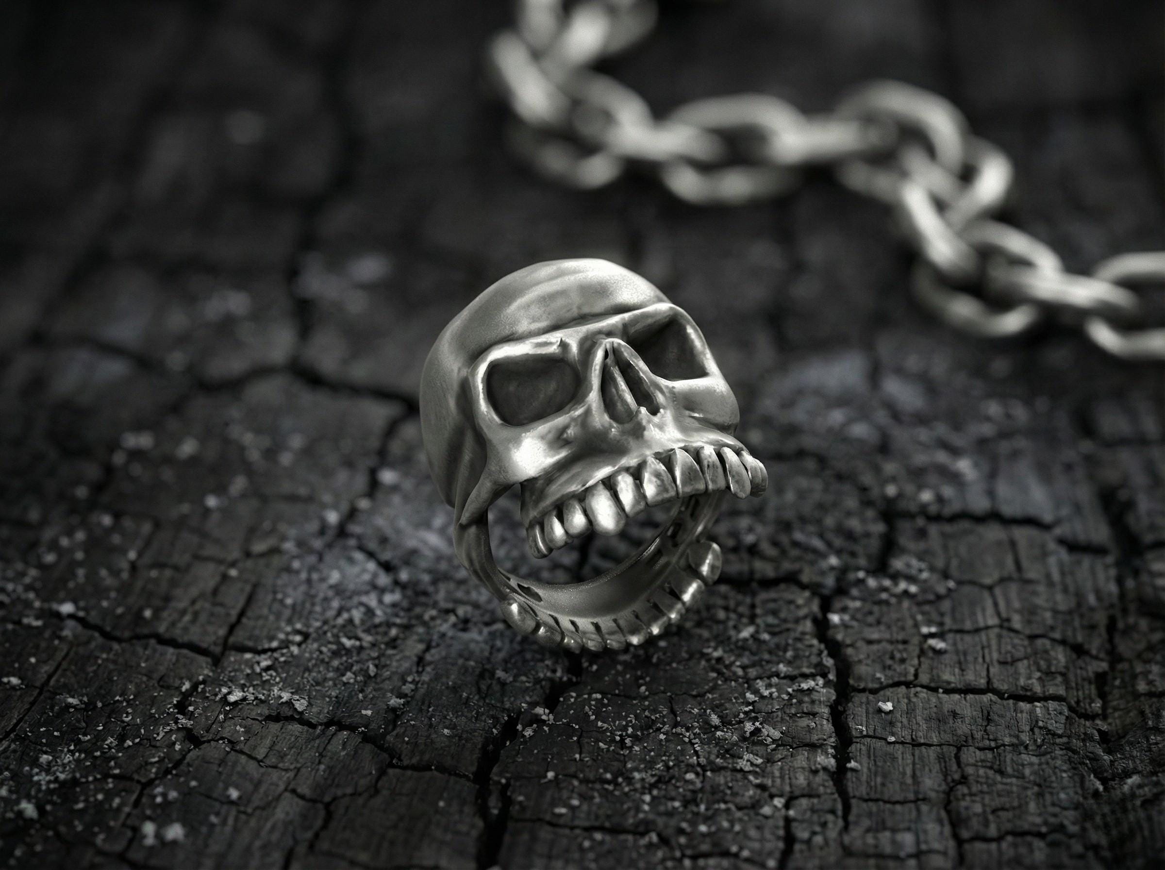 Oksitlenmiş Gümüş Kafatası Yüzüğü: Isıran Çene Tasarımı