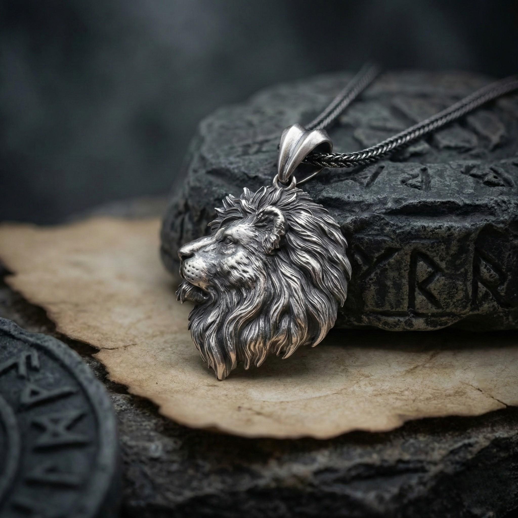 Oksitli 925 Ayar Gümüş Aslan Kolye: El Yapımı Gotik Takı