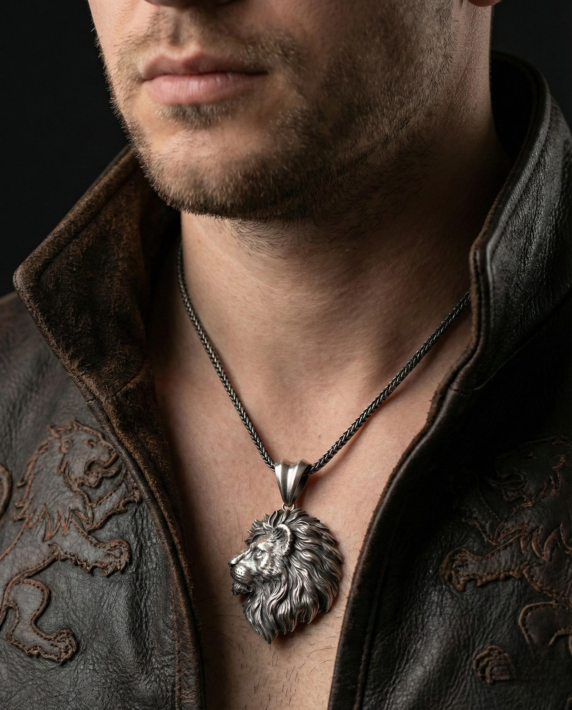 Oksitli 925 Ayar Gümüş Aslan Kolye: El Yapımı Gotik Takı