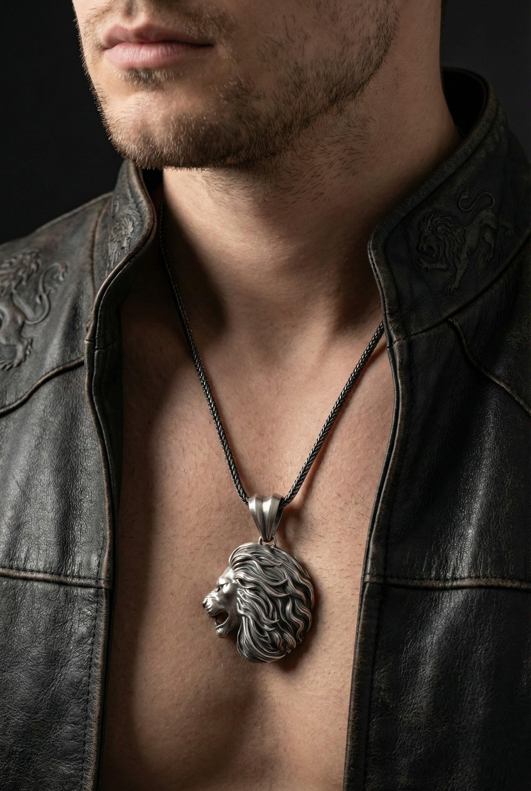 Aslan Kolye: Gotik Oksitli Gümüş - Erkekler İçin El Yapımı