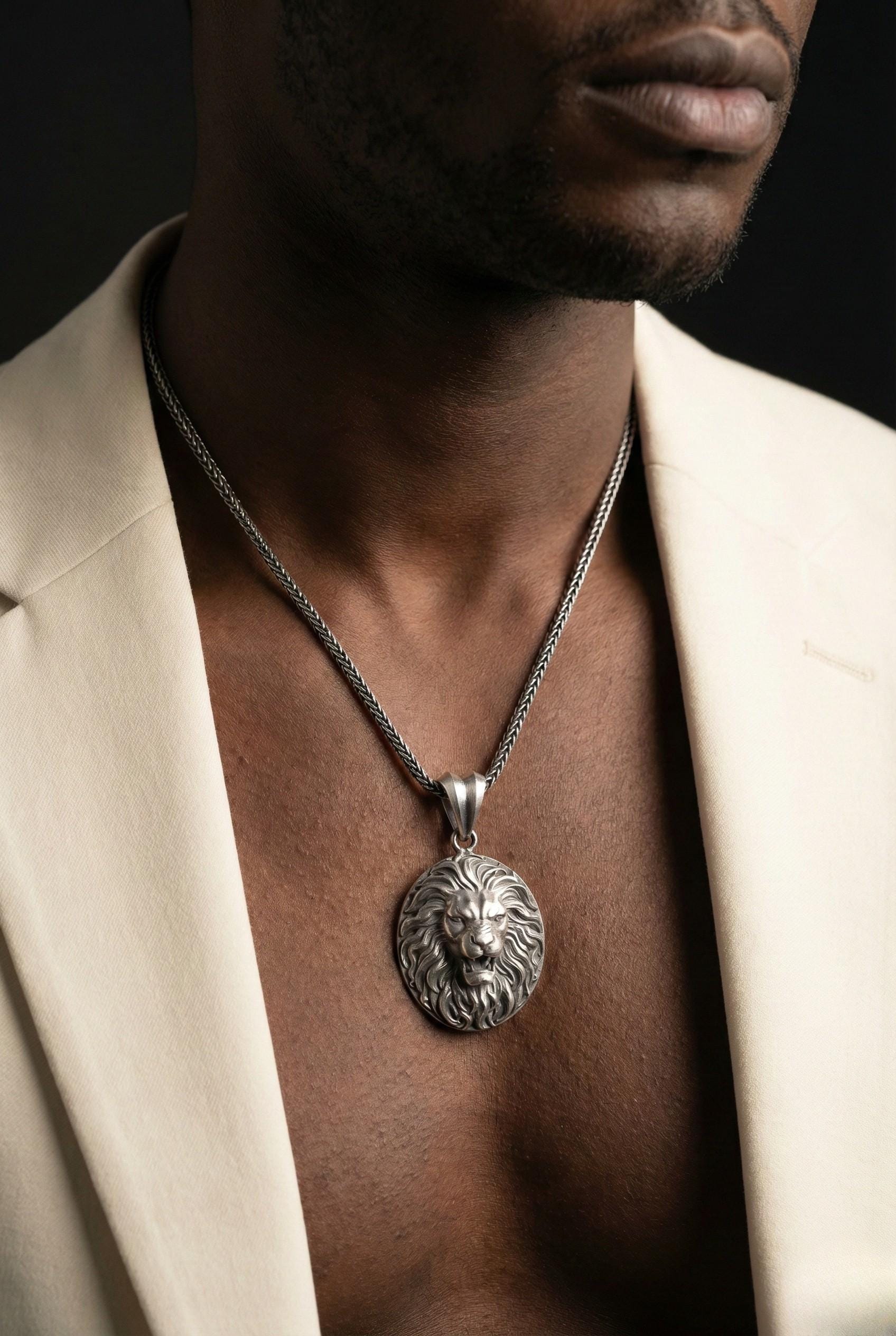 Aslan Kolye: Oksitli Gümüş - El Yapımı Erkek Takısı