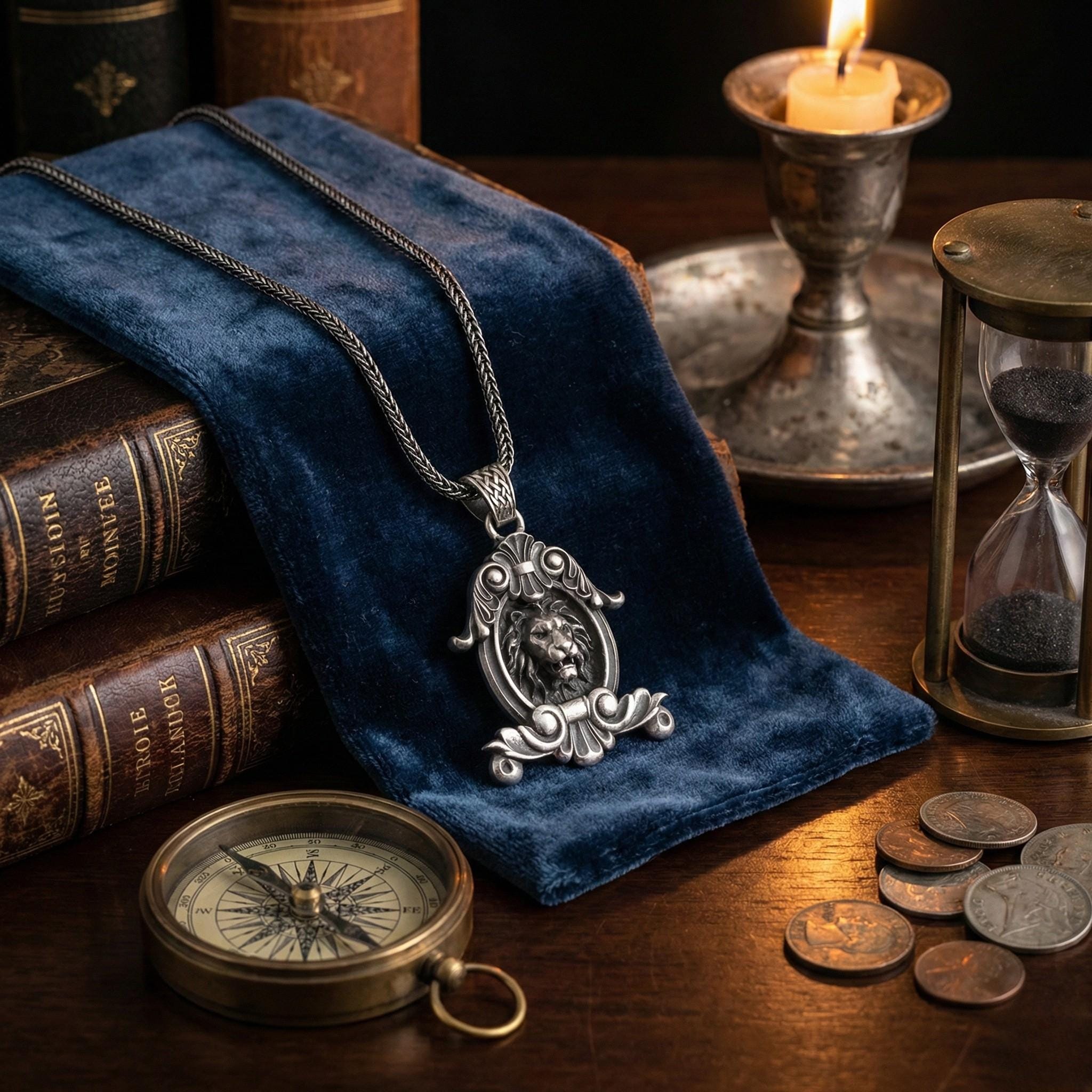 Oksitli Gümüş Aslan Kolye: El Yapımı Erkek Takısı
