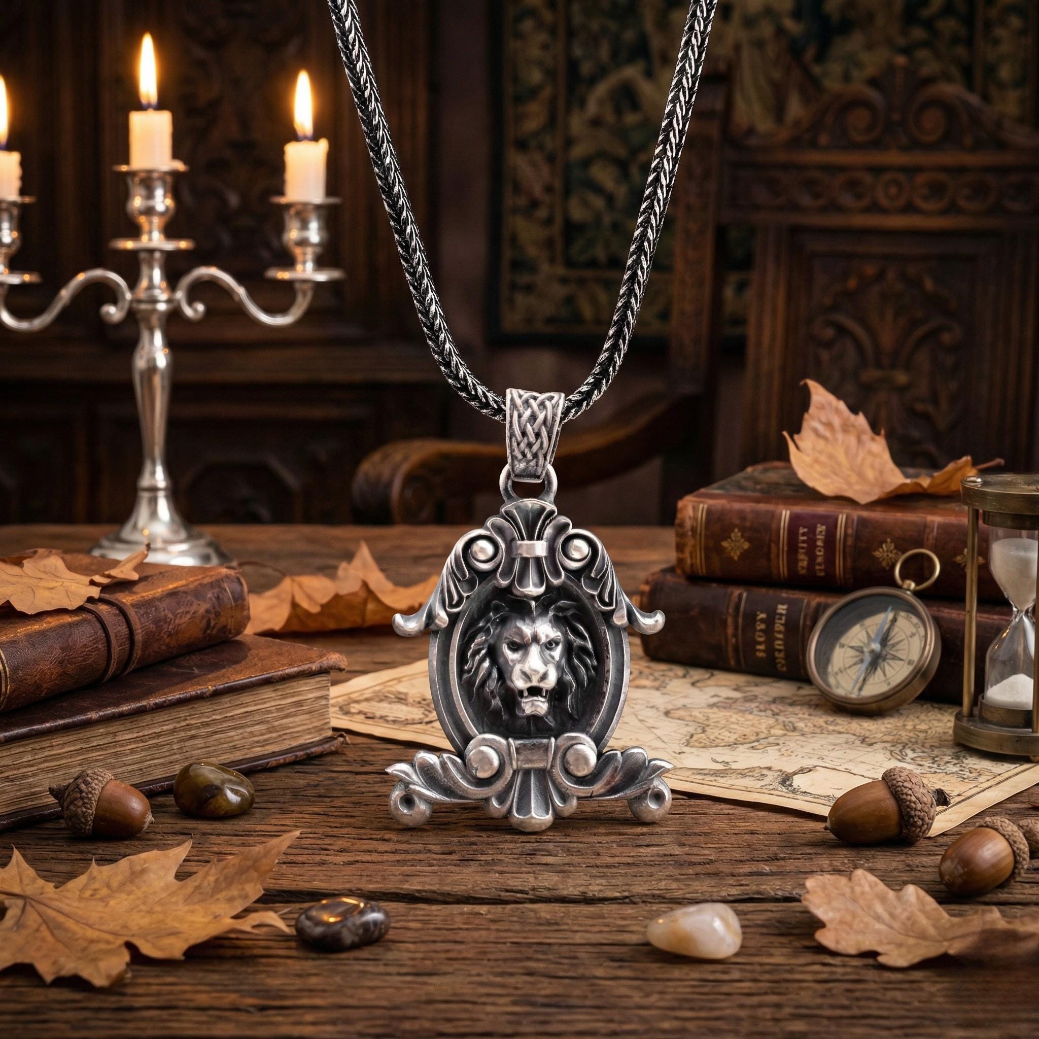 Oksitli Gümüş Aslan Kolye: El Yapımı Erkek Takısı