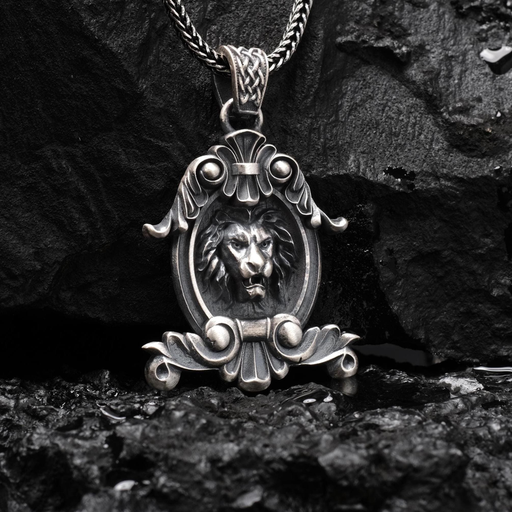 Oksitli Gümüş Aslan Kolye: El Yapımı Erkek Takısı