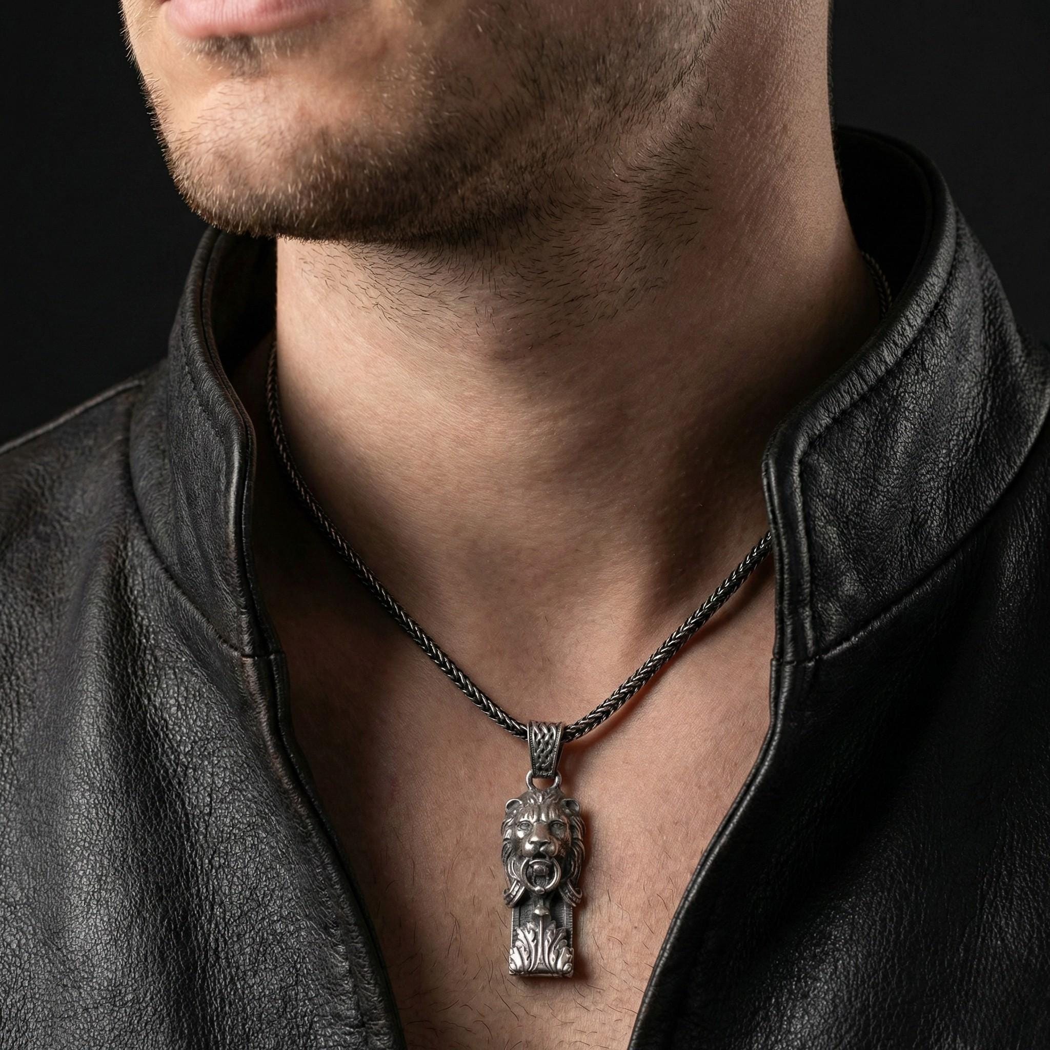 Oksitli Gümüş Aslan Kolye: El Yapımı Erkek Gotik Kolye