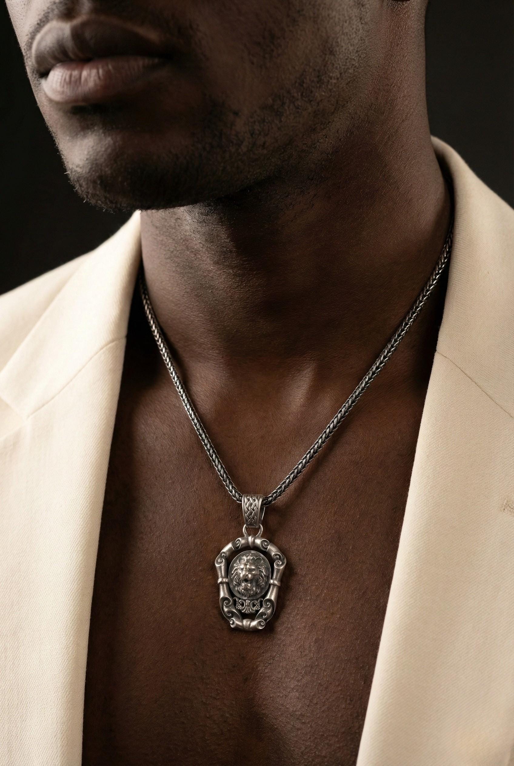 Aslan Kolye: Oksitli 925 Ayar Gümüş - El Yapımı Erkek Takısı