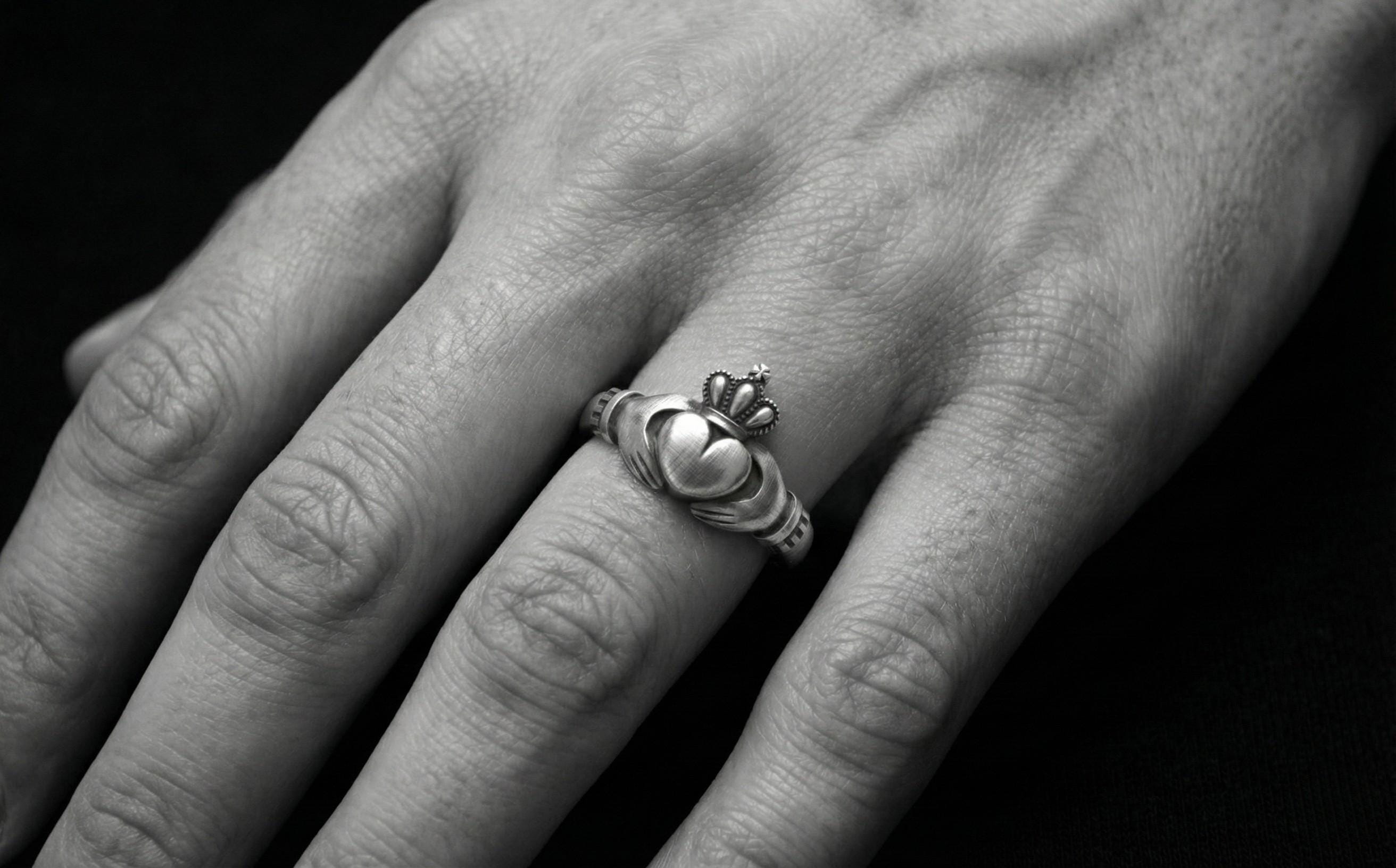 Haç ve Kalp Detaylı, Gümüşten Yapılmış Claddagh Yüzüğü