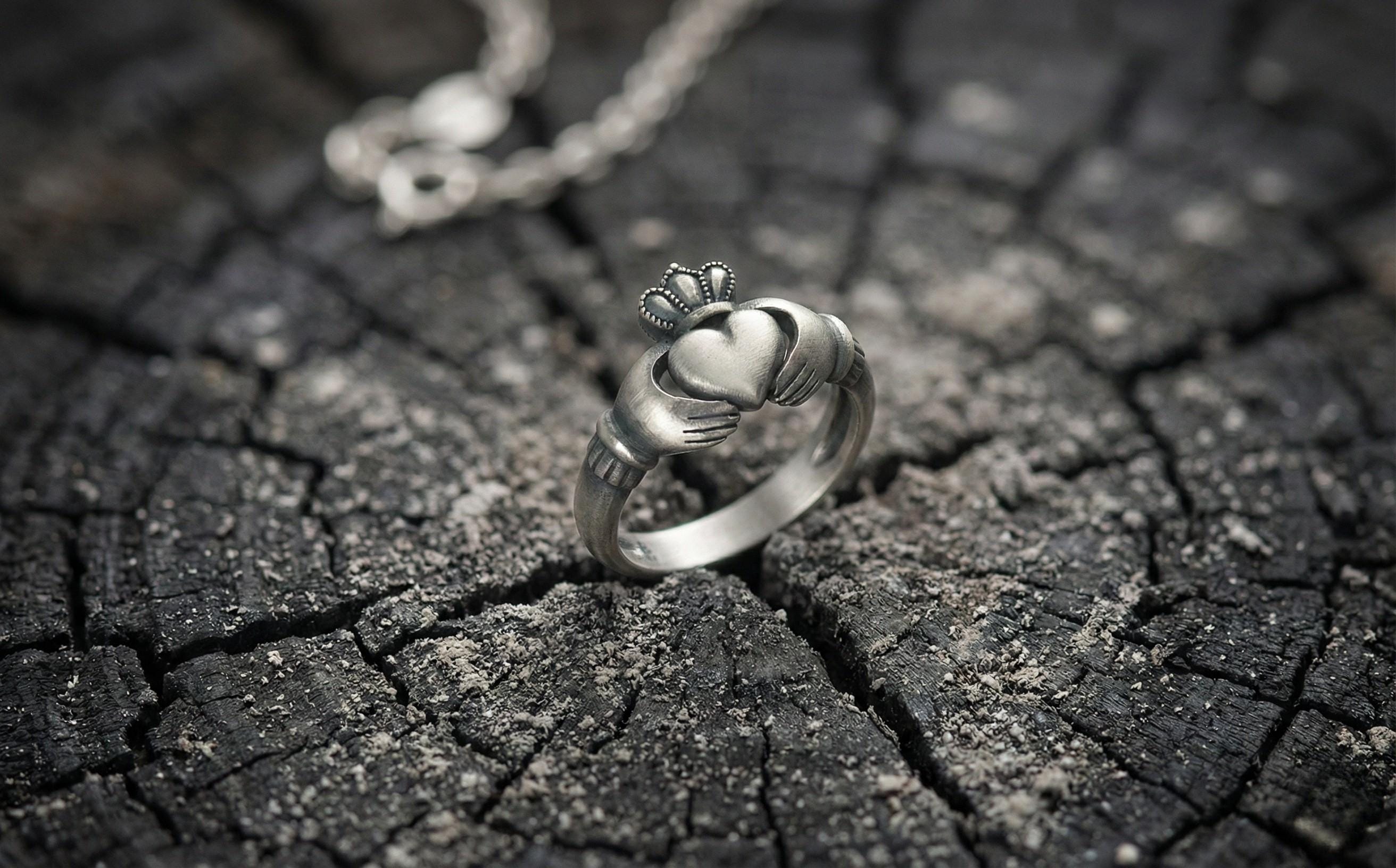 Haç ve Kalp Detaylı, Gümüşten Yapılmış Claddagh Yüzüğü