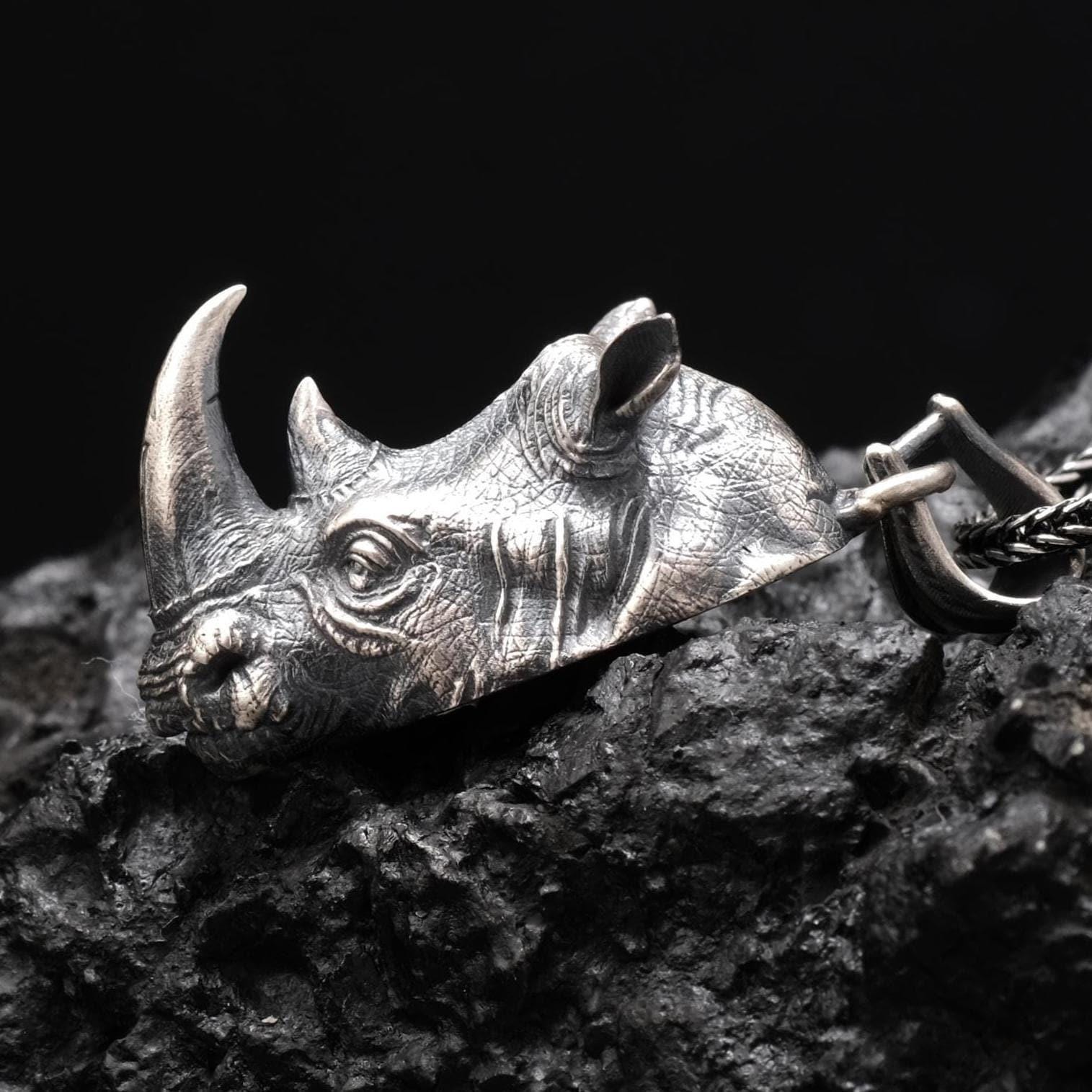 Oksitlenmiş Gümüş Gergedan Kolye Ucu: El Yapımı Gümüş Kolye