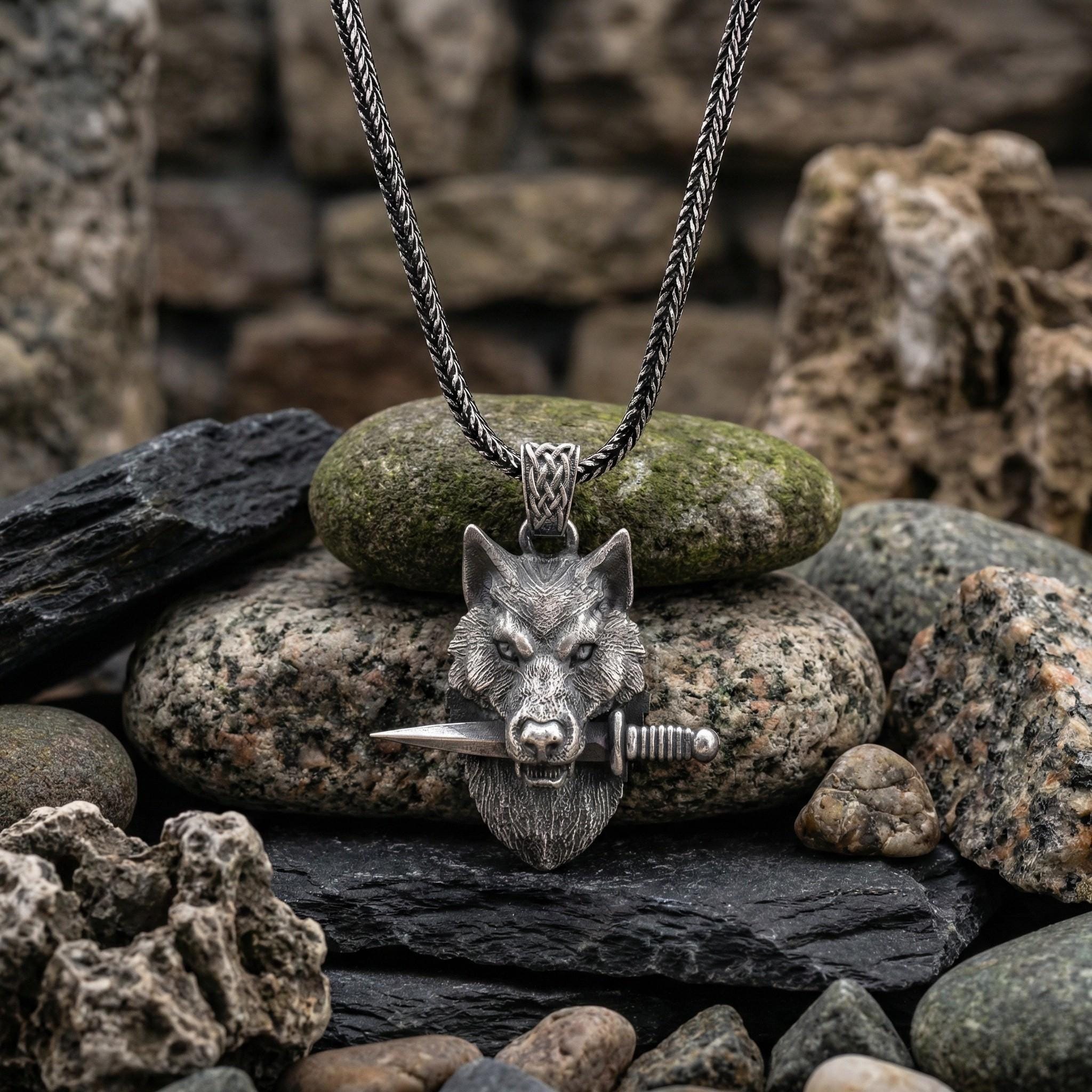 Kurt Ve Bıçak Kolye Ucu: Oksitlenmiş Gümüş Gotik El Yapımı Kolye