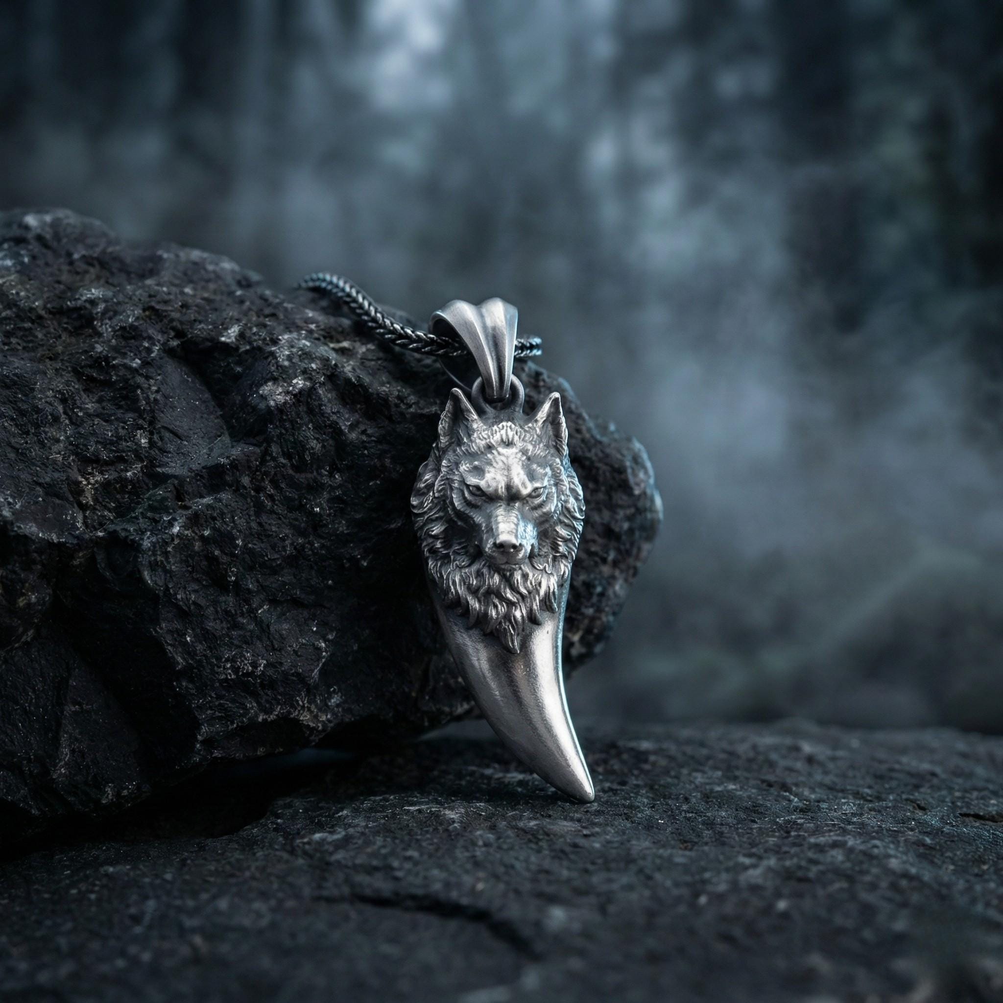 Kurt Dişi Kolye Ucu: Gümüş Gotik Takı, El Yapımı, Oksitlenmiş