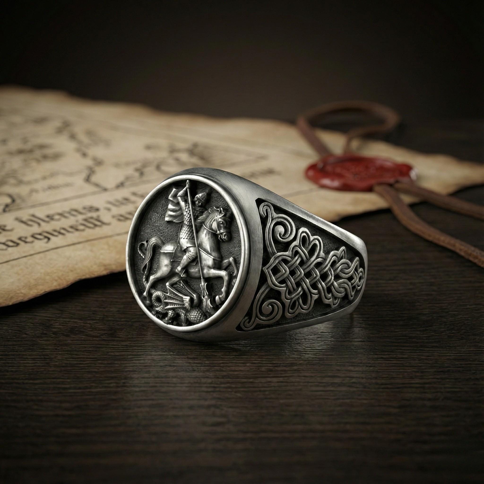 El yapımı Aziz George ve Ejderha motifli gümüş yüzük