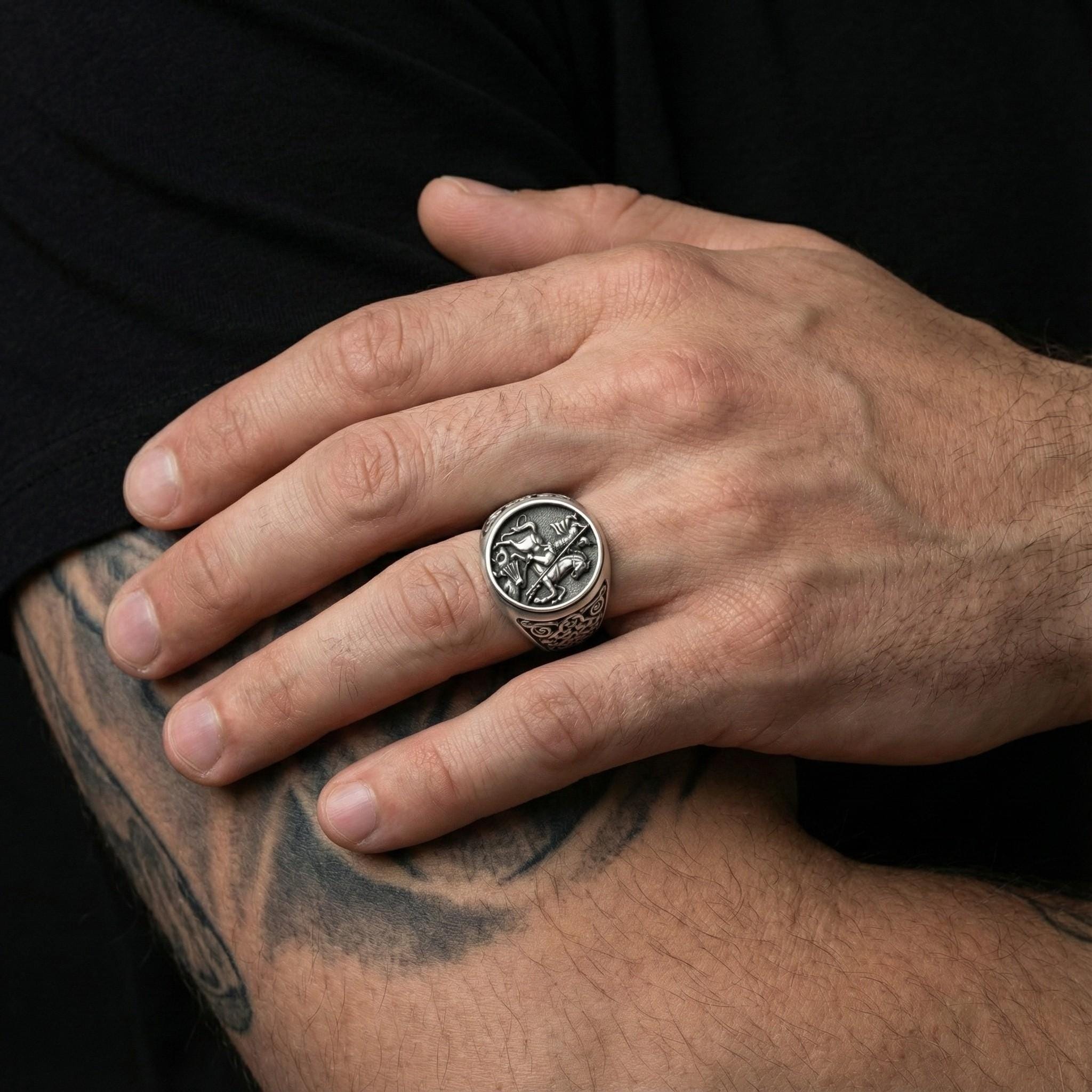 El yapımı Aziz George ve Ejderha motifli gümüş yüzük