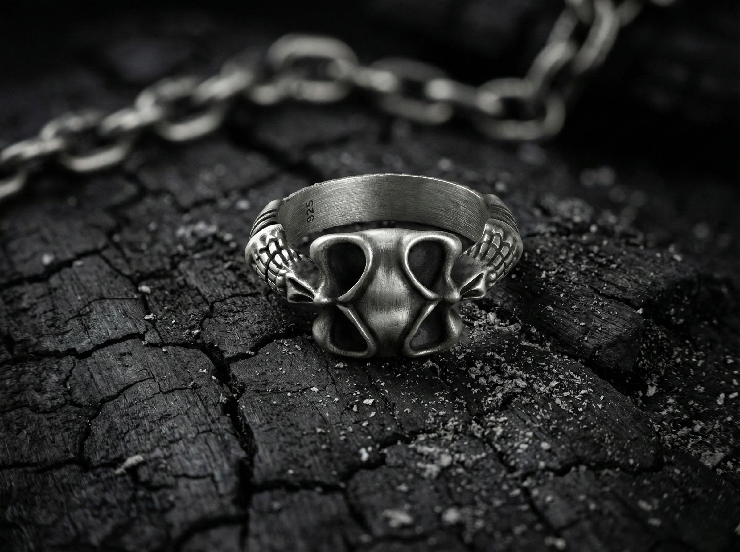Gümüş Kafatası Yüzüğü: Oksitlenmiş 925 Ayar Gotik Erkek Yüzüğü