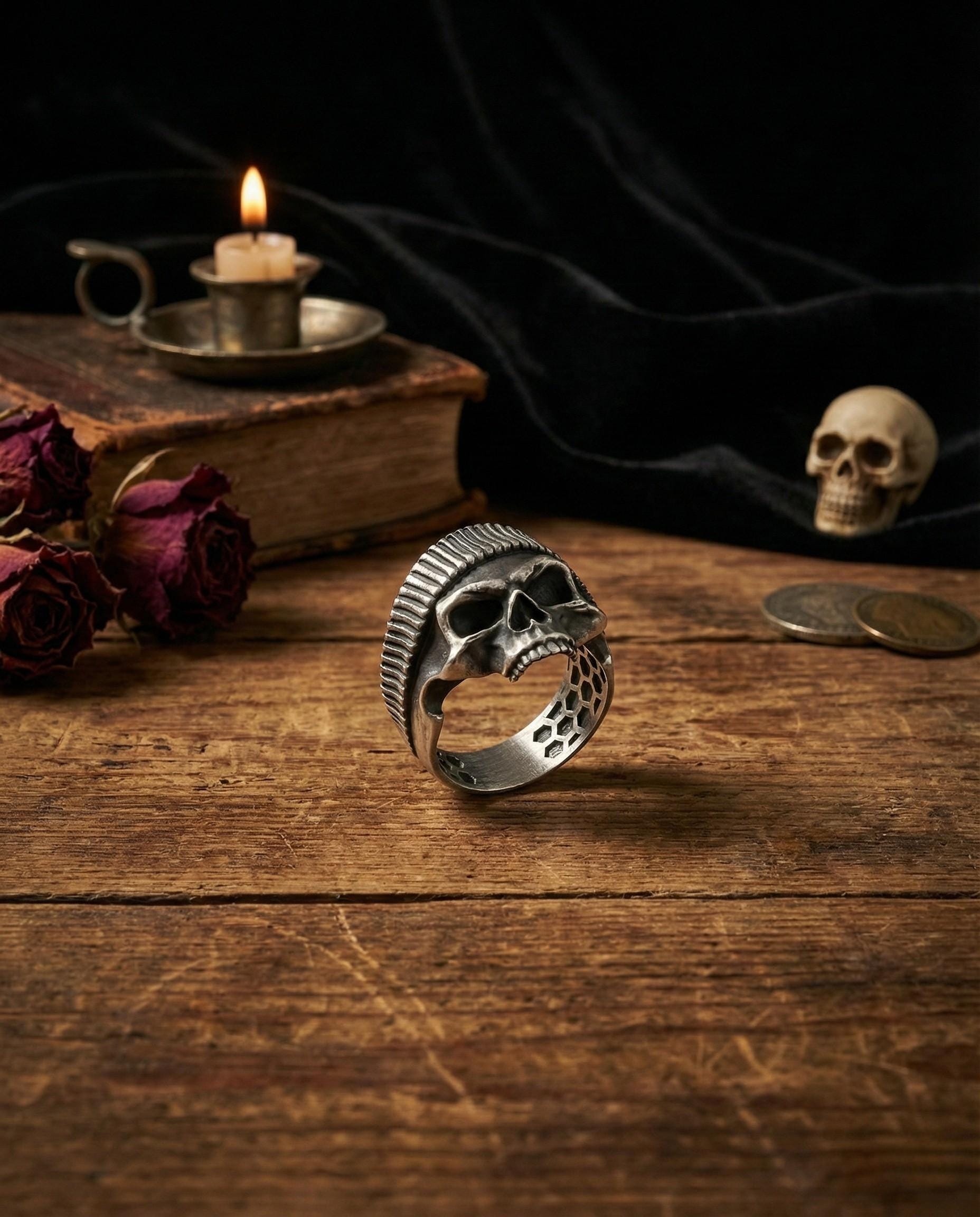 Oksitlenmiş Gümüş Bere Takan Kafatası Yüzük