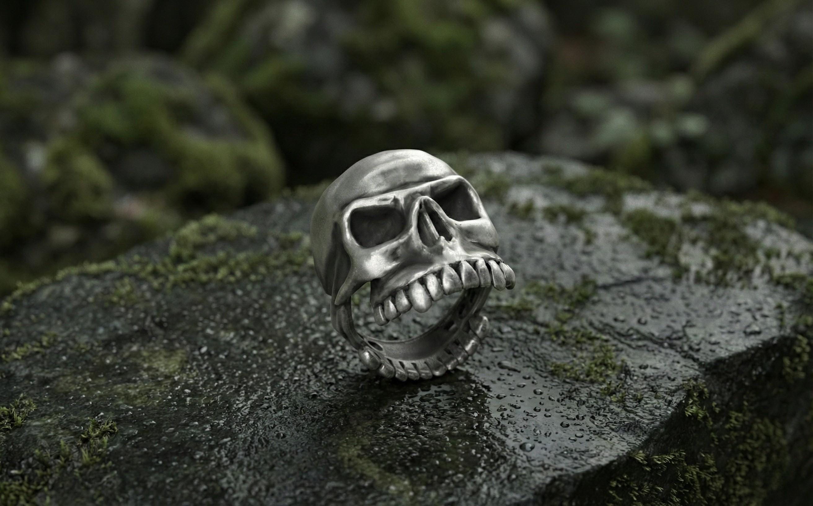 Oksitlenmiş Gümüş Kafatası Yüzüğü: Isıran Çene Tasarımı