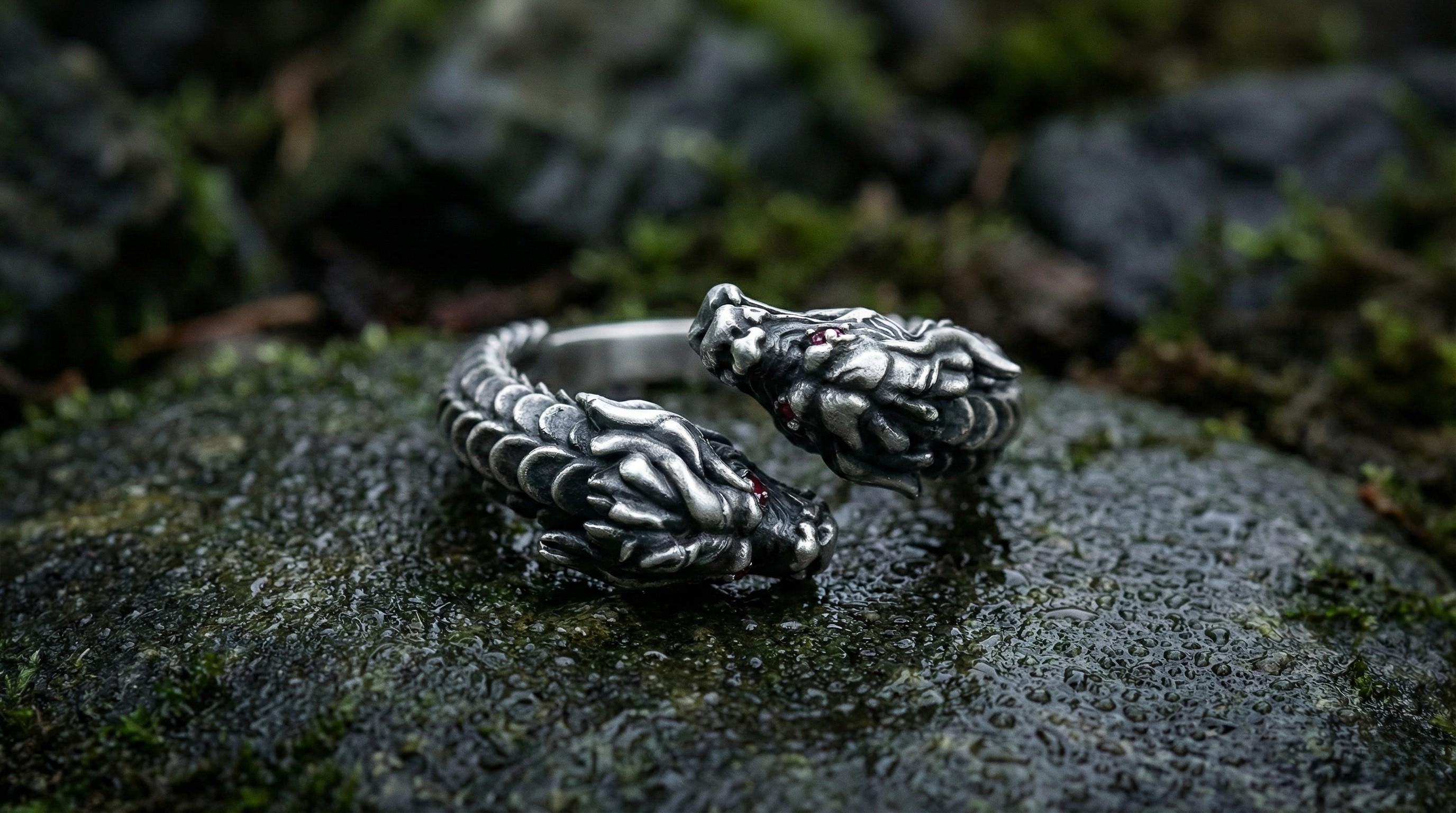 İkiz Ejderha Sargılı Yüzük – Kırmızı Gözlü Gümüş Fantastik Ejderha Yüzüğü