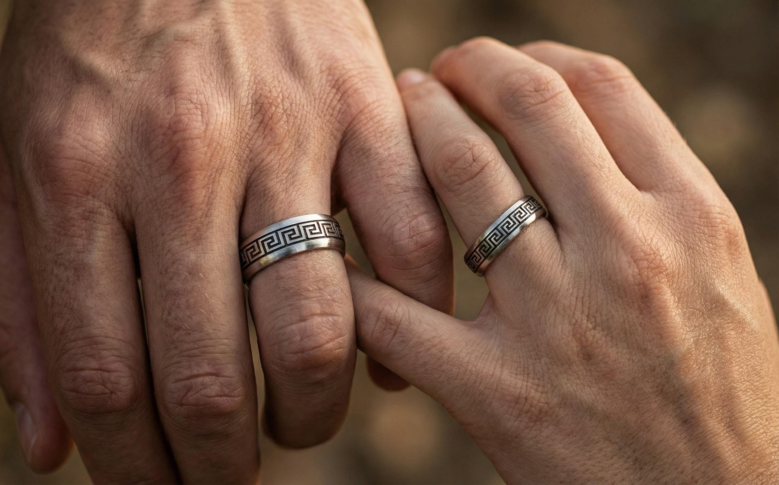 Yunan Anahtar Motifli Gümüş Yüzük – Çiftler İçin 925 Ayar Antik Desenli Takı