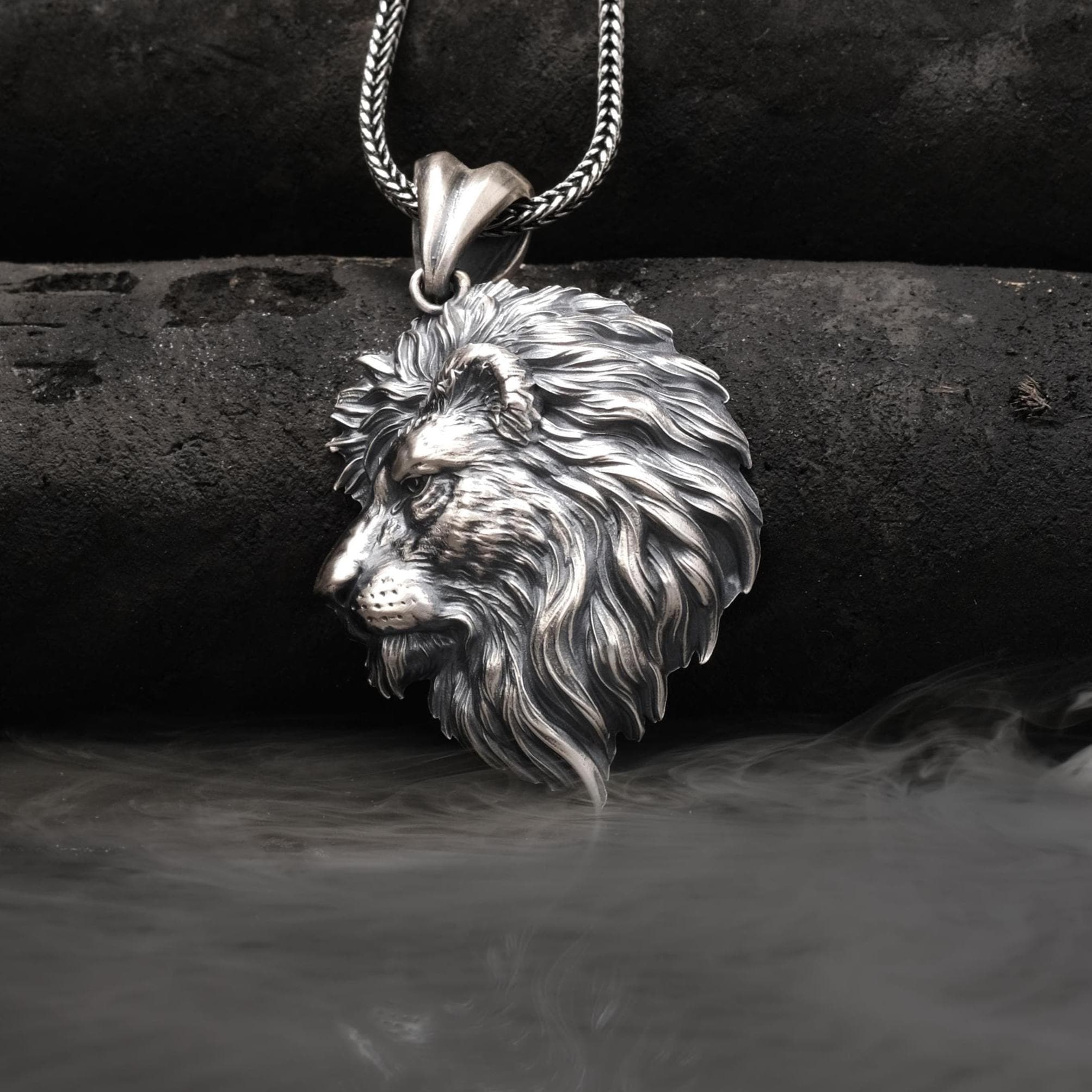 Oksitli 925 Ayar Gümüş Aslan Kolye: El Yapımı Gotik Takı