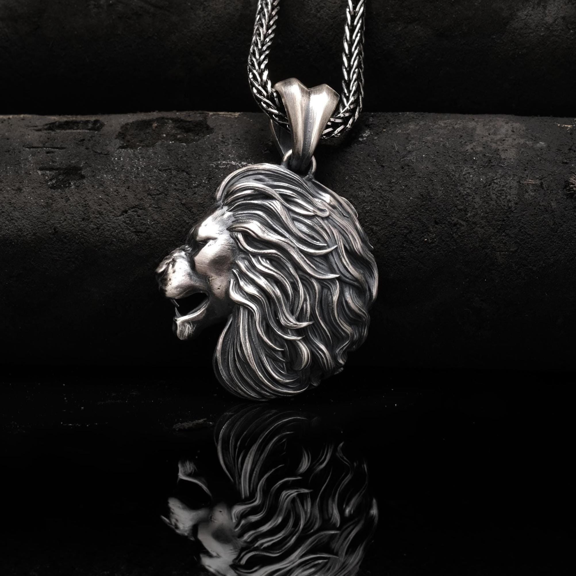 Aslan Kolye: Gotik Oksitli Gümüş - Erkekler İçin El Yapımı