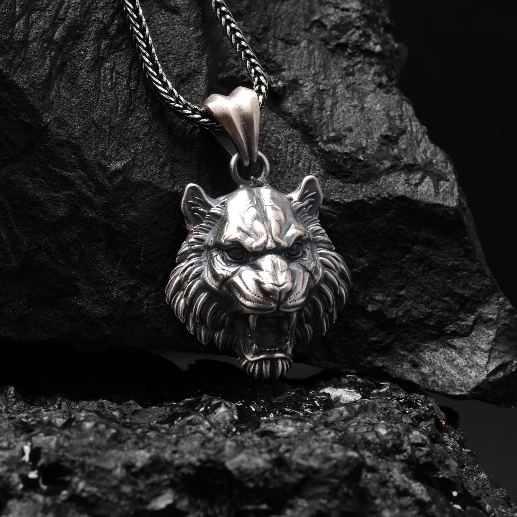 Kaplan Kolye: Gotik Erkek Oksitli Gümüş El Yapımı Takı