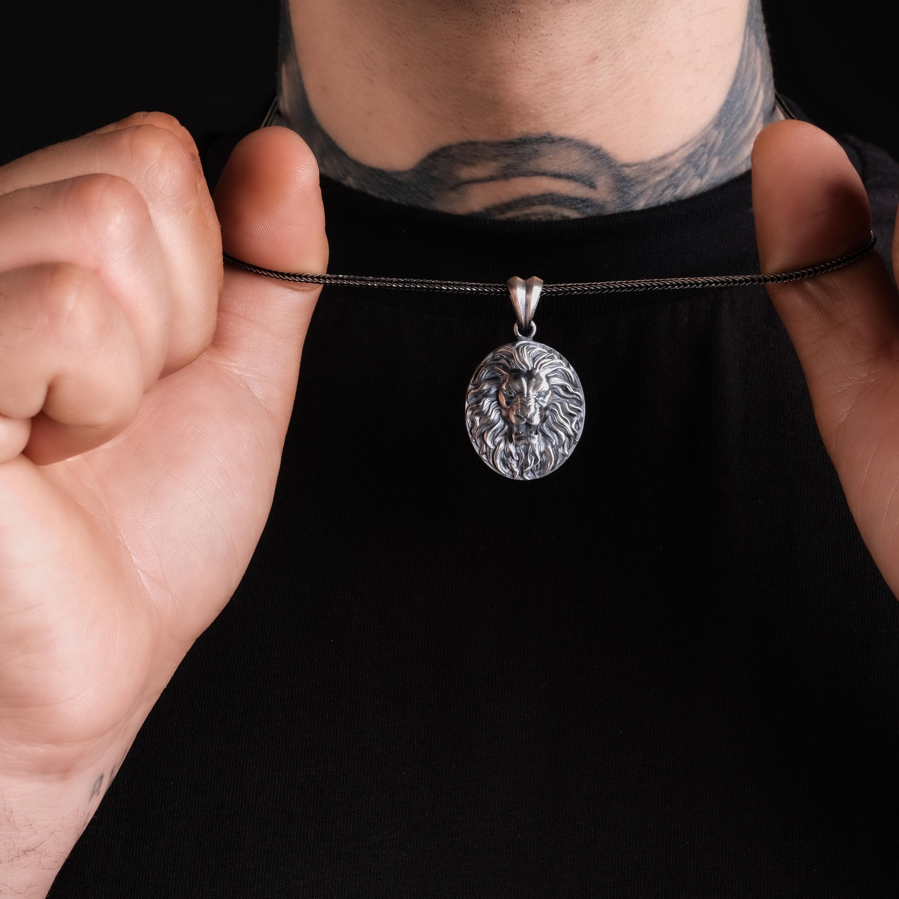 Aslan Kolye: Oksitli Gümüş - El Yapımı Erkek Takısı