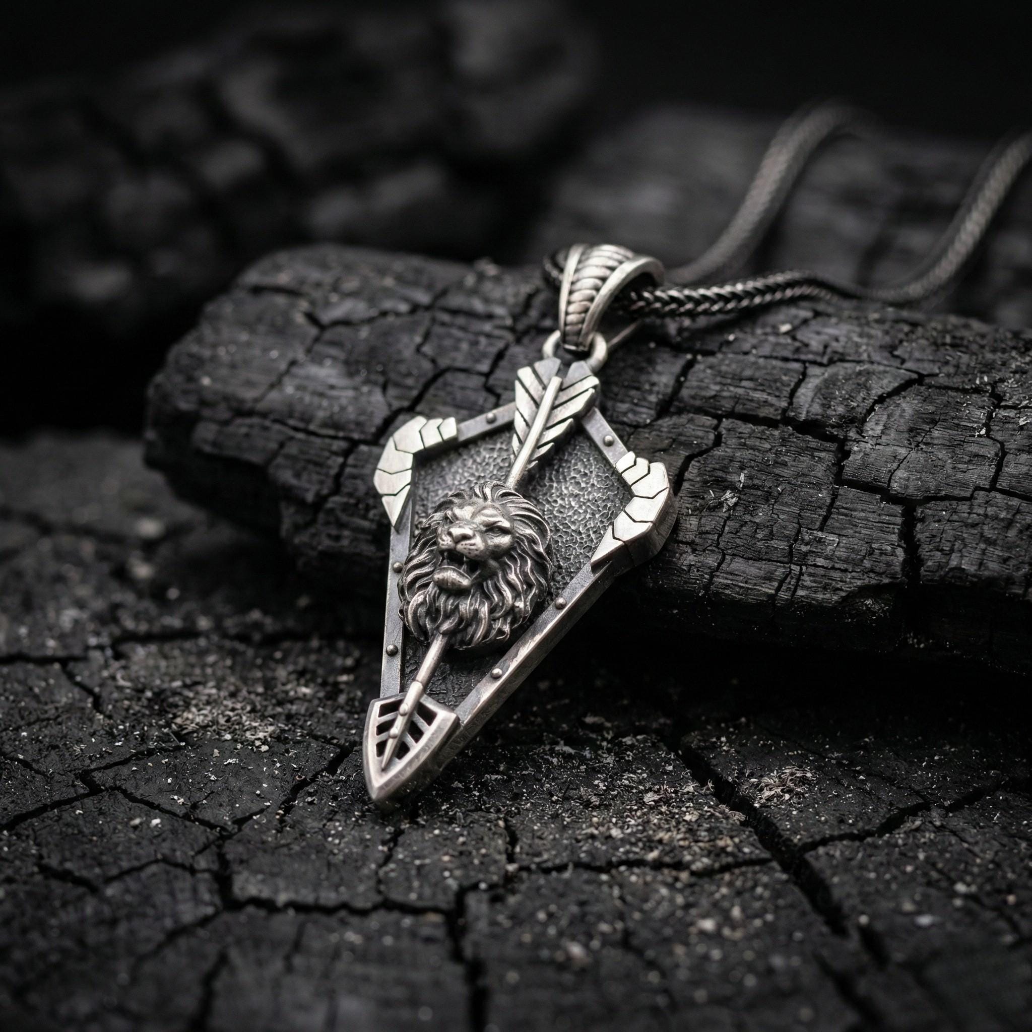 Oksitli Gümüş Aslan Kolye - El Yapımı Erkek Gotik Kolye