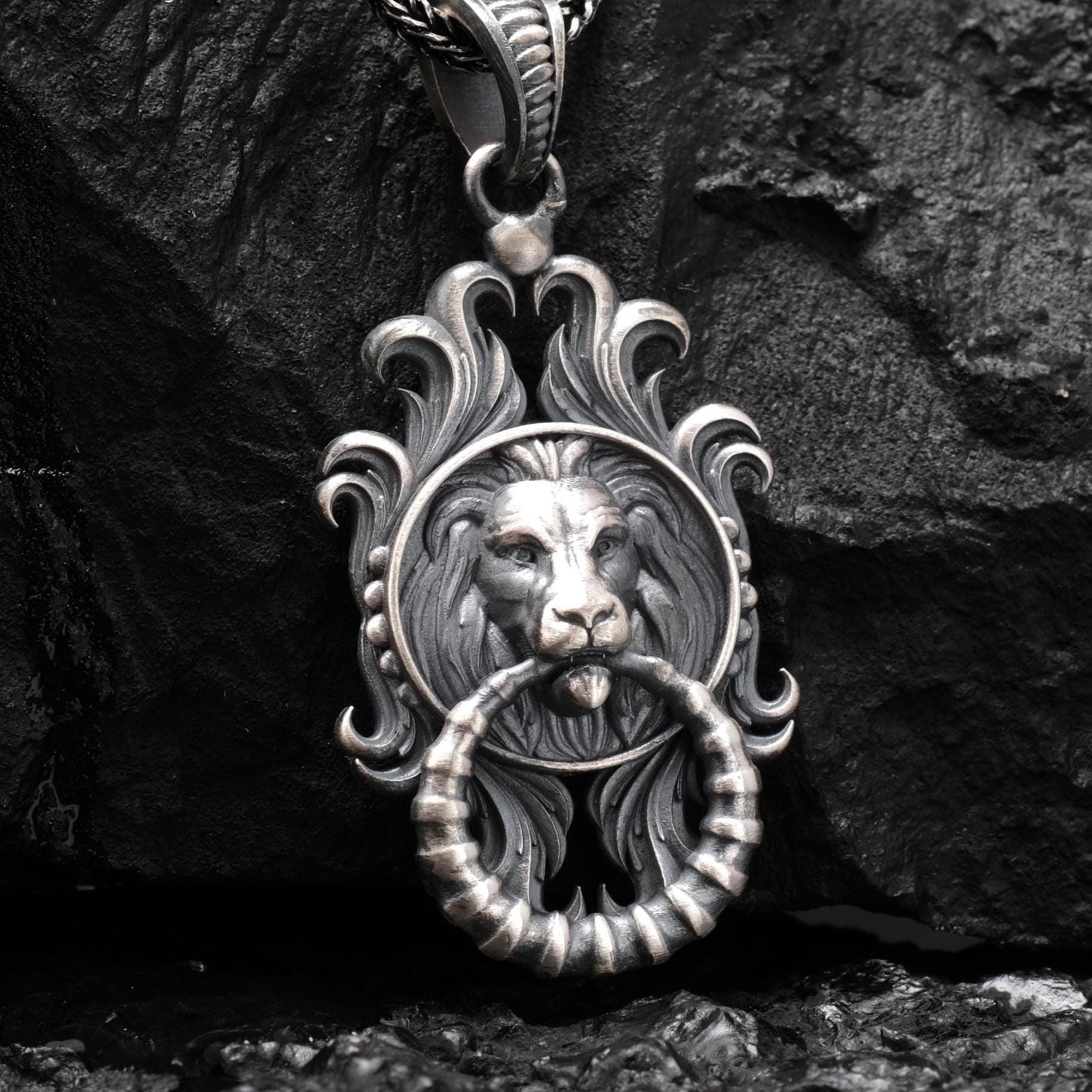 Gotik Aslan Kolye - El Yapımı Oksitli 925 Ayar Gümüş